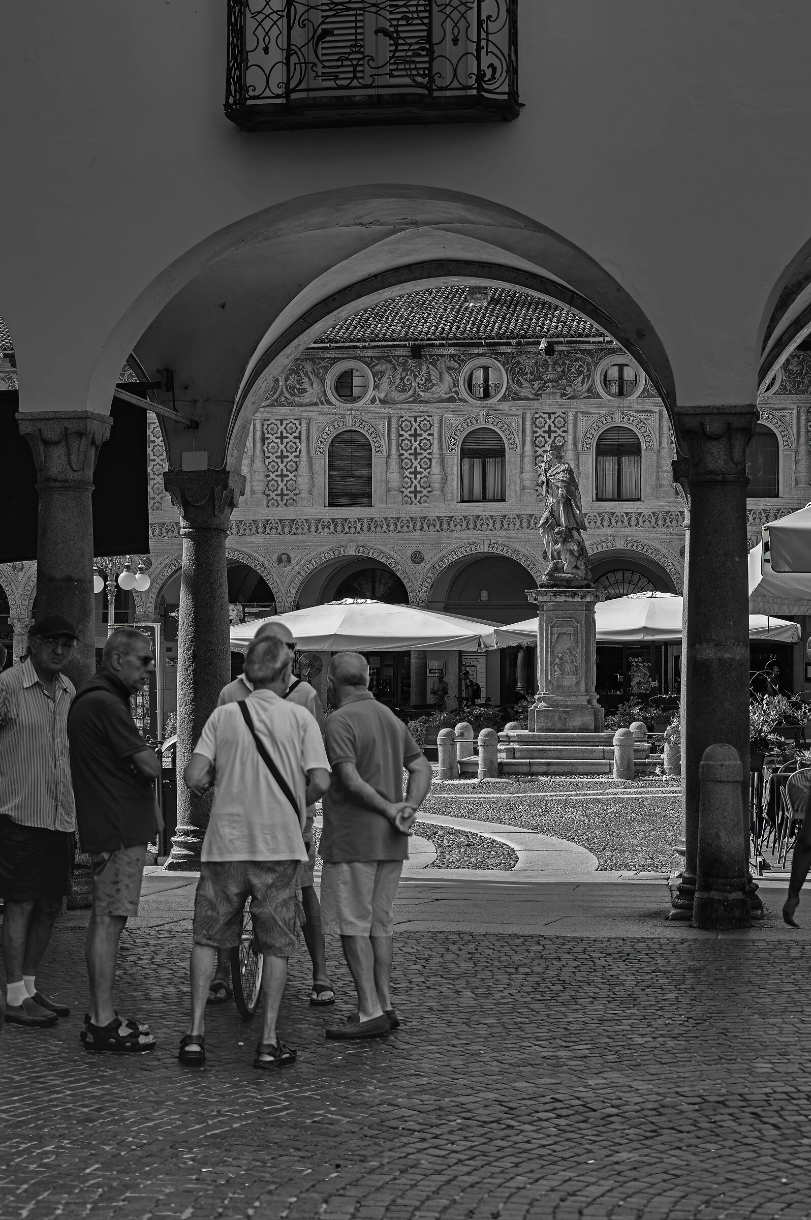 A chat under the balcony