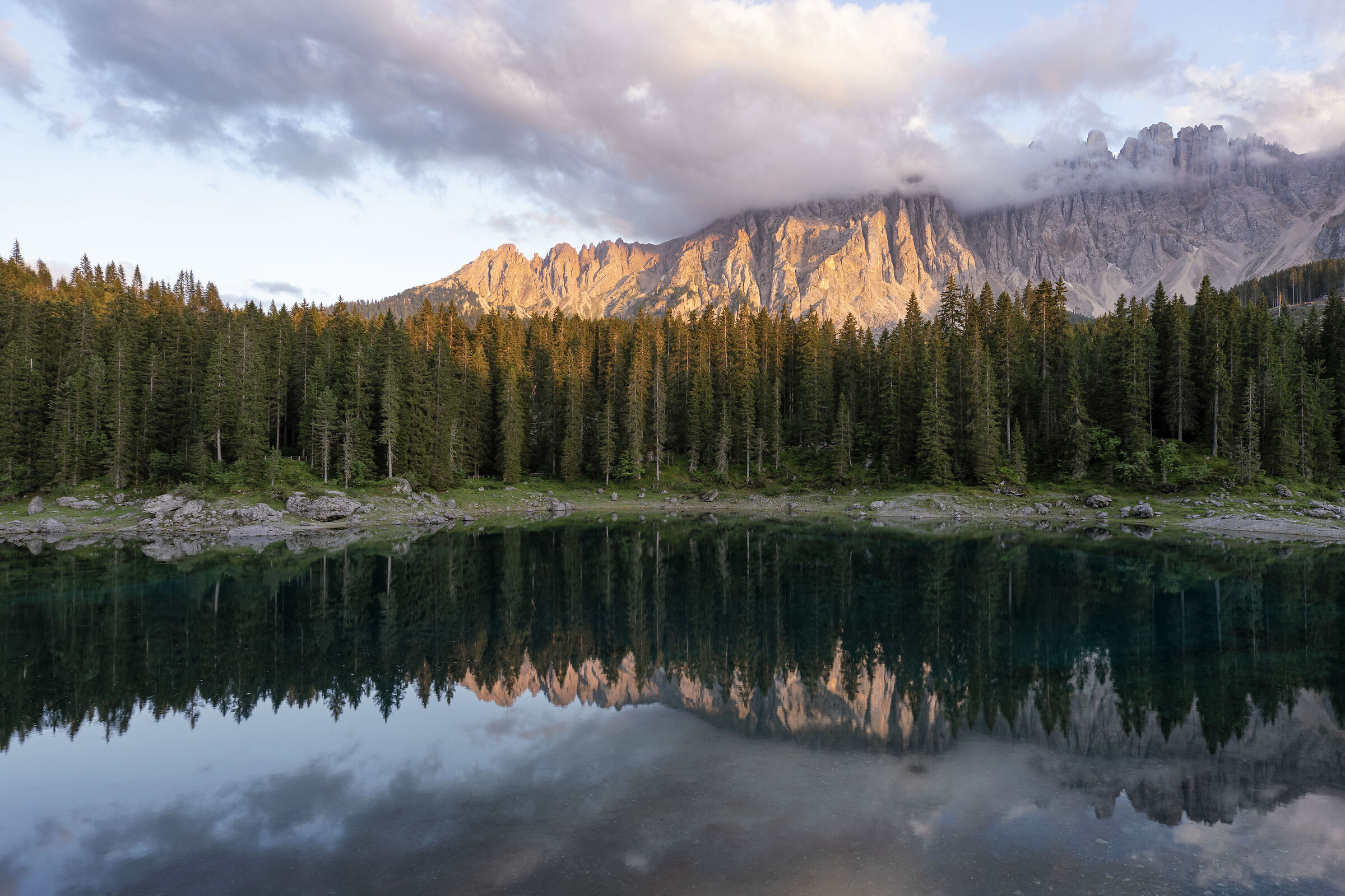 Il suggestivo lago di Carezza
