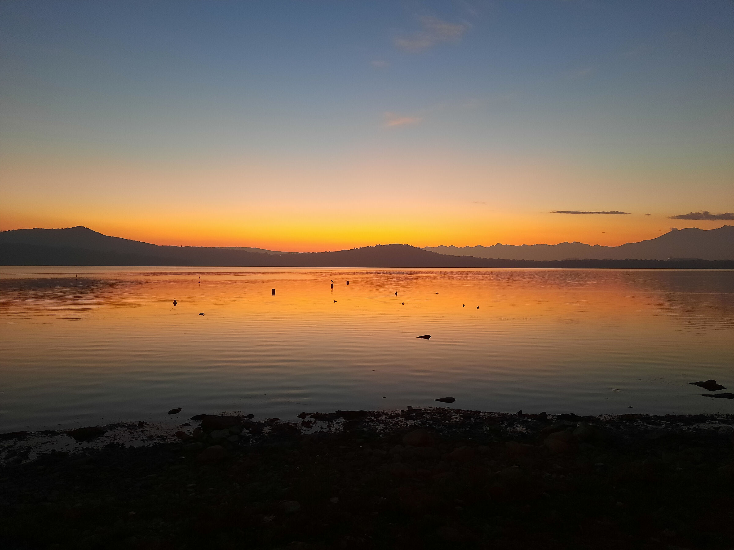 Il lago dorato dal tramonto