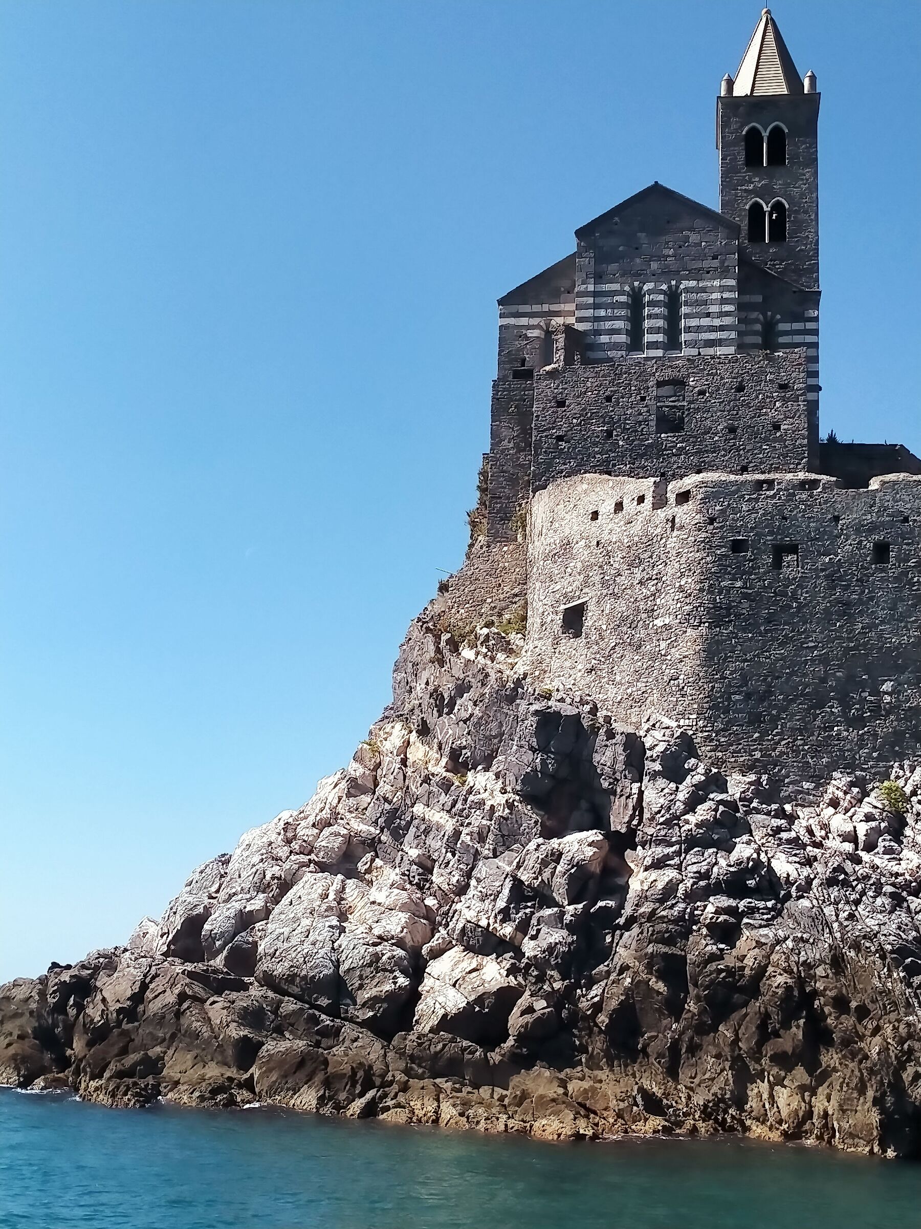 Bianco e nero davanti al mare ligure