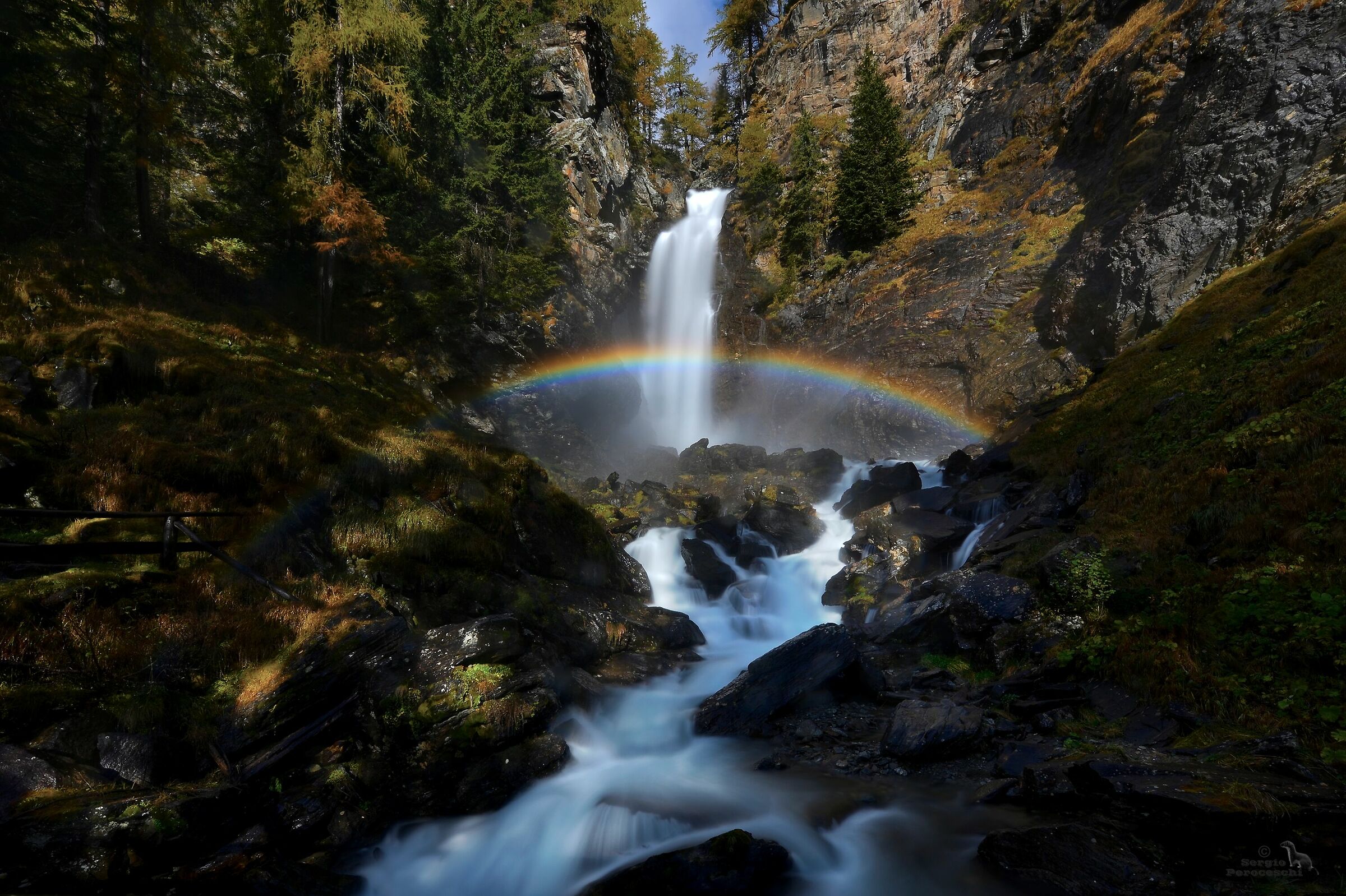 l' arcobaleno nella cascata