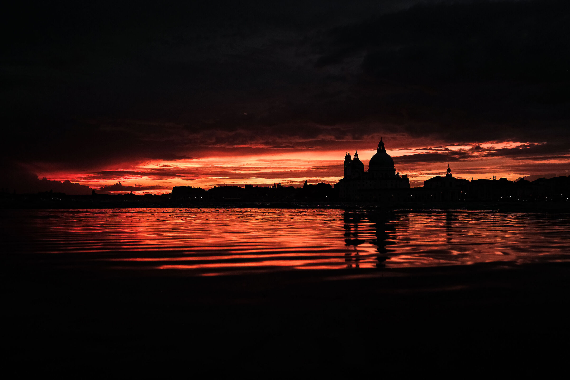 Una città in fiamme