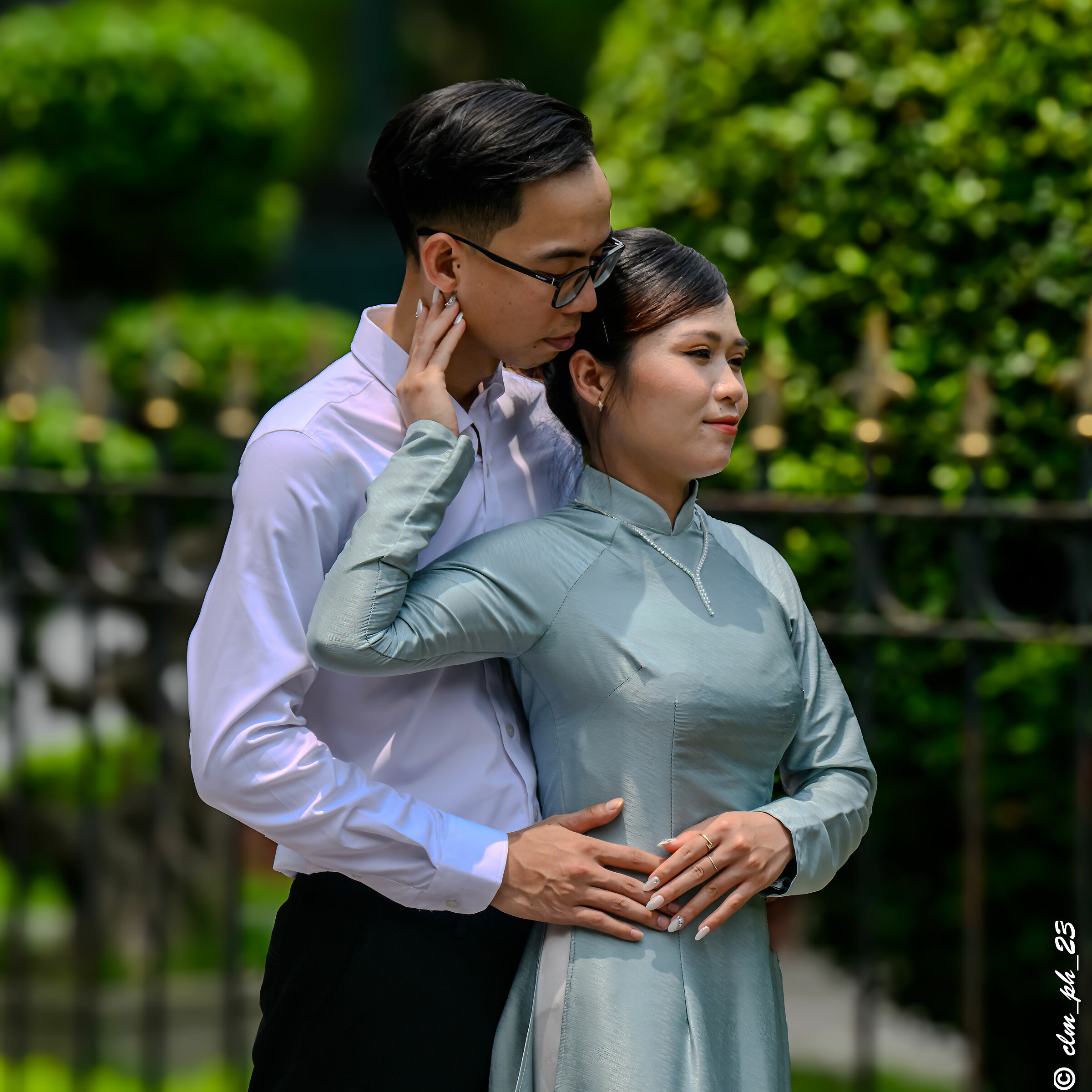 Newlyweds, souvenir photos at the park