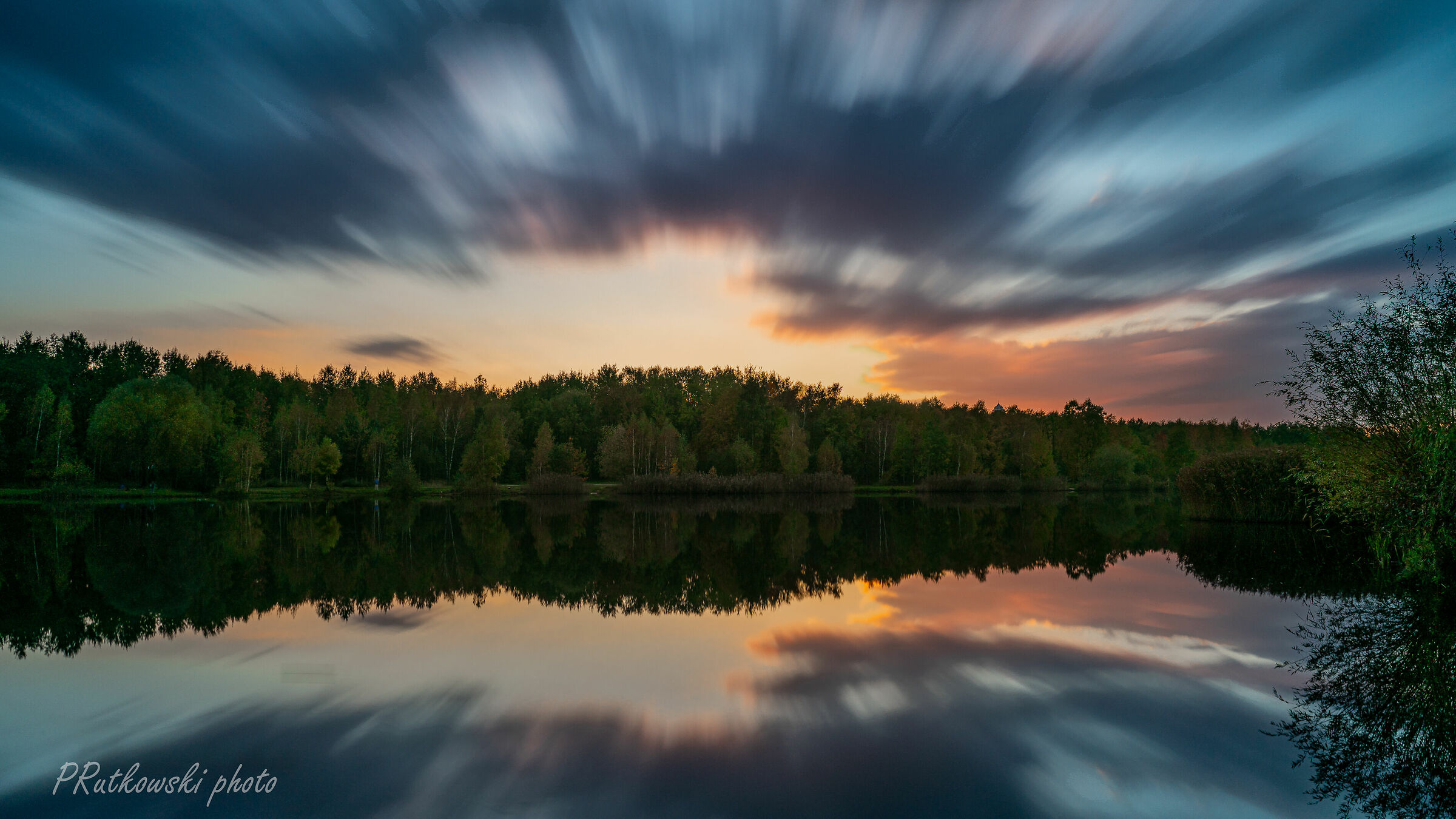 Zachód s&lstrok;o?ca nad stawem.