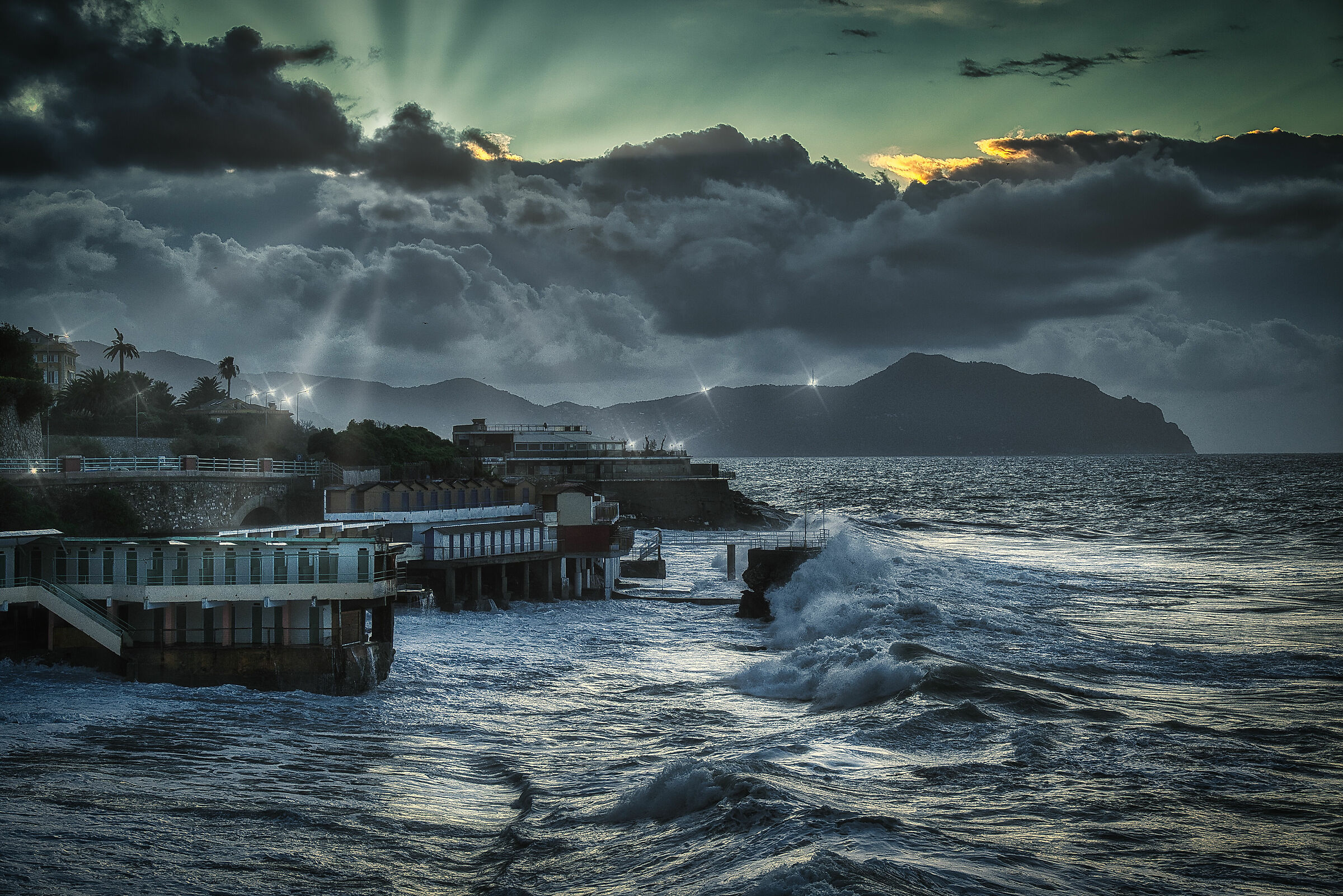 Alba e mareggiata a Quarto dei mille