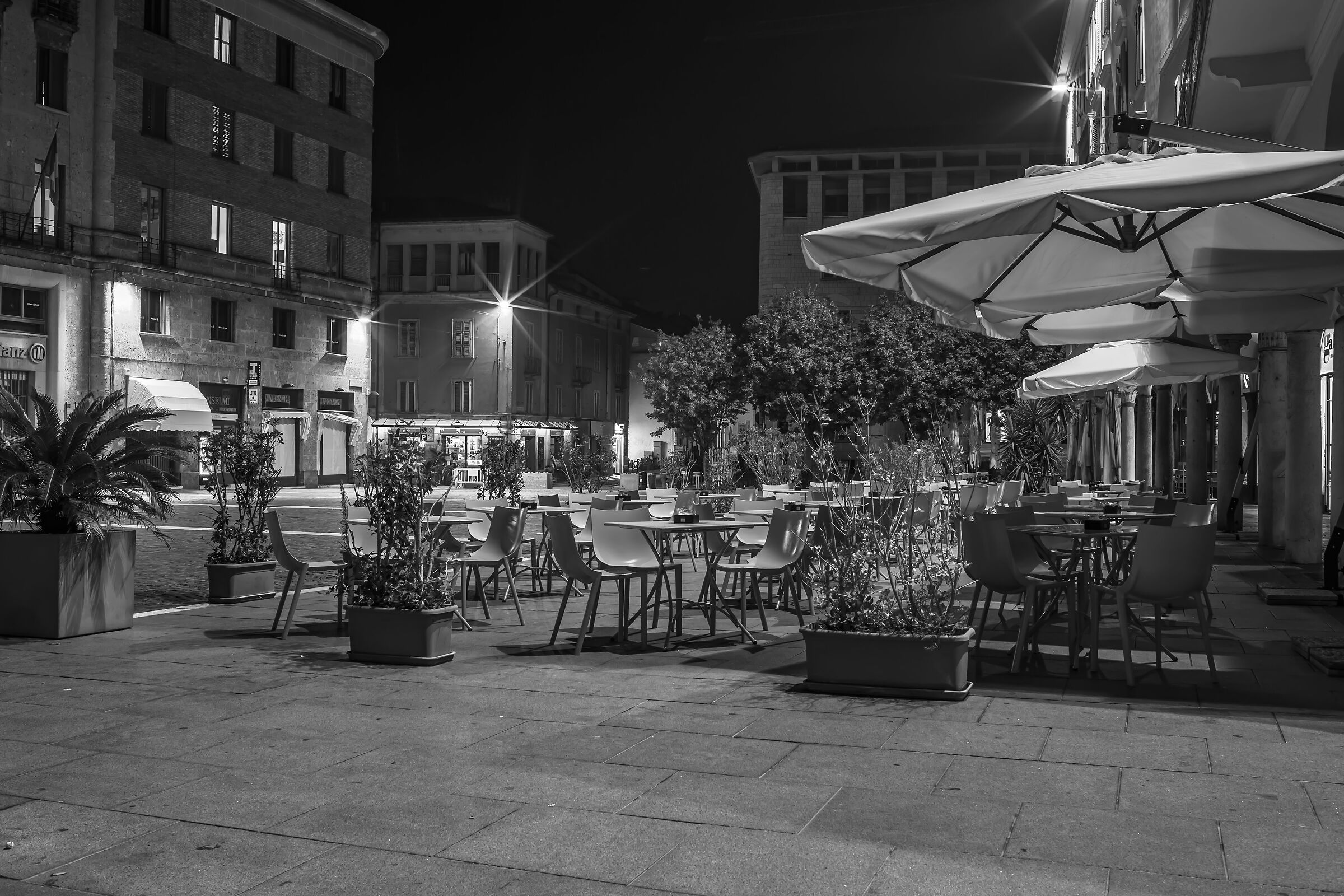 Piazza Stradivari coprifuoco......