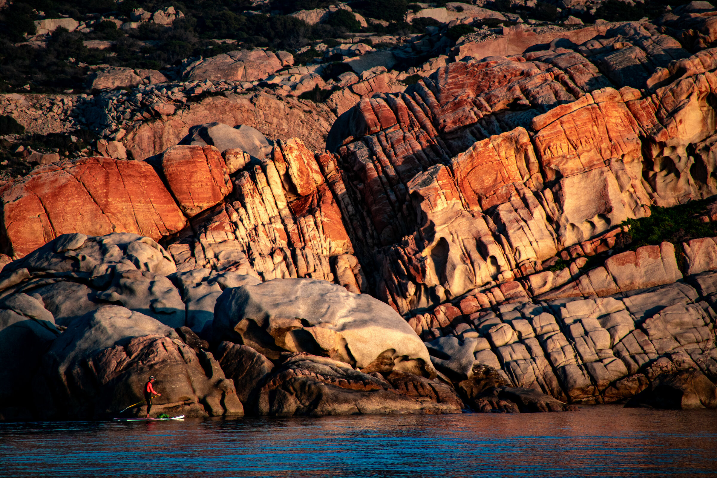 La Maddalena - uomo sul SUP con granito sullo sfondo