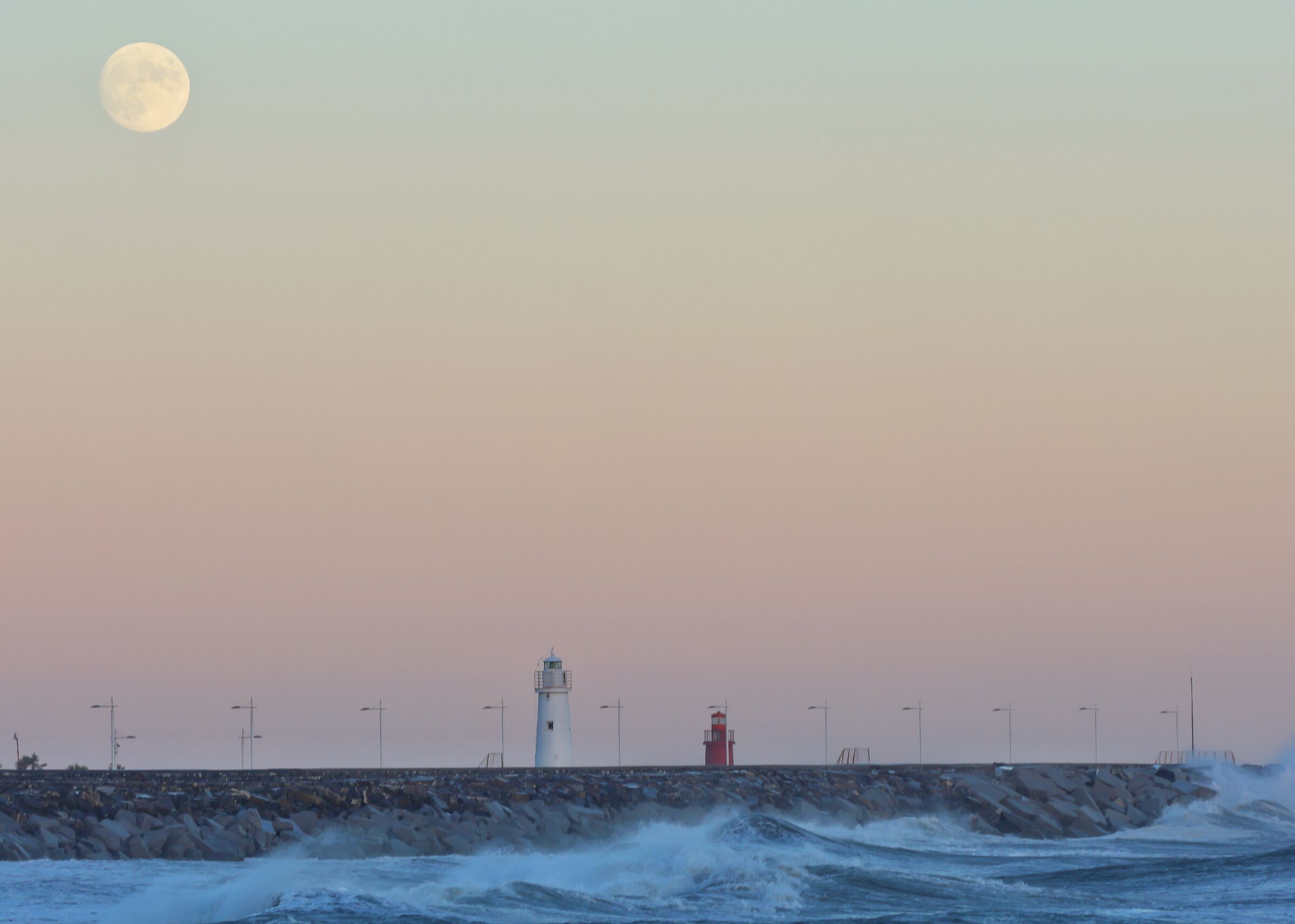 La mareggiata, il tramonto,la luna