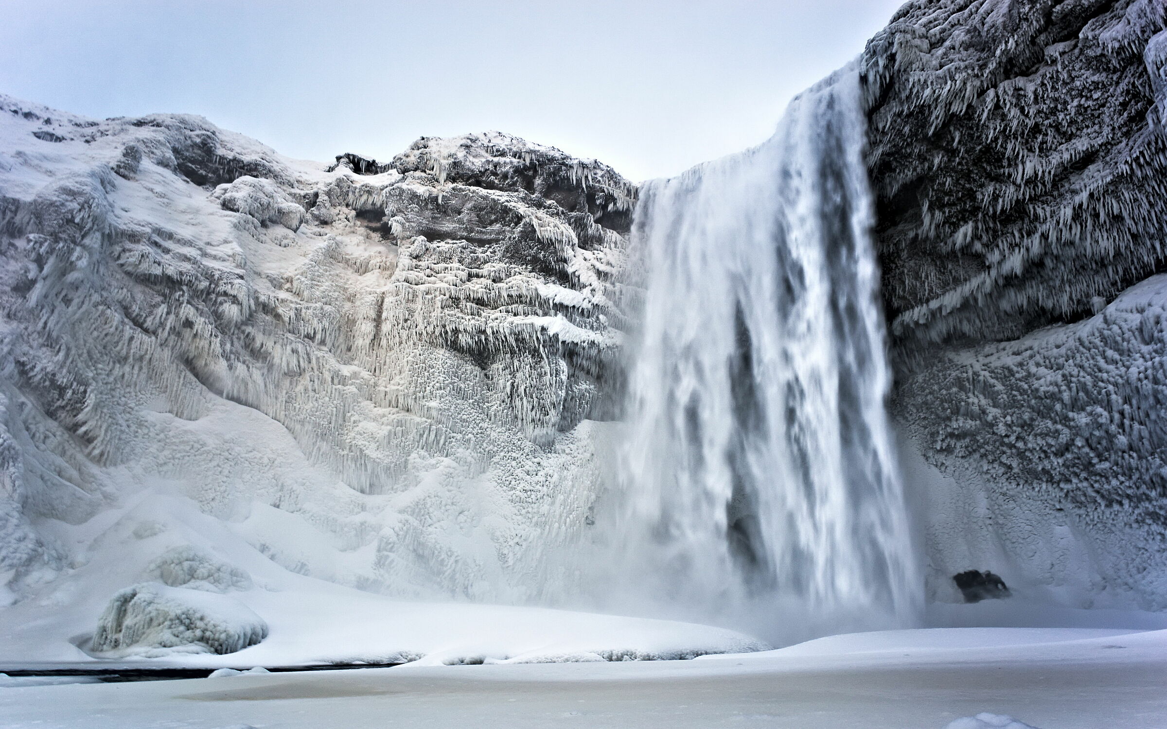 Una Skogafoss ghiacciata