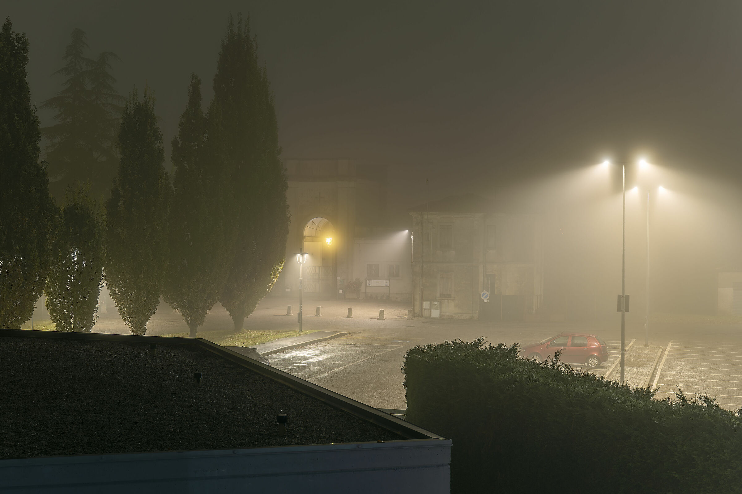 Cimitero Adria prima di ogni Santi, serata di nebbia