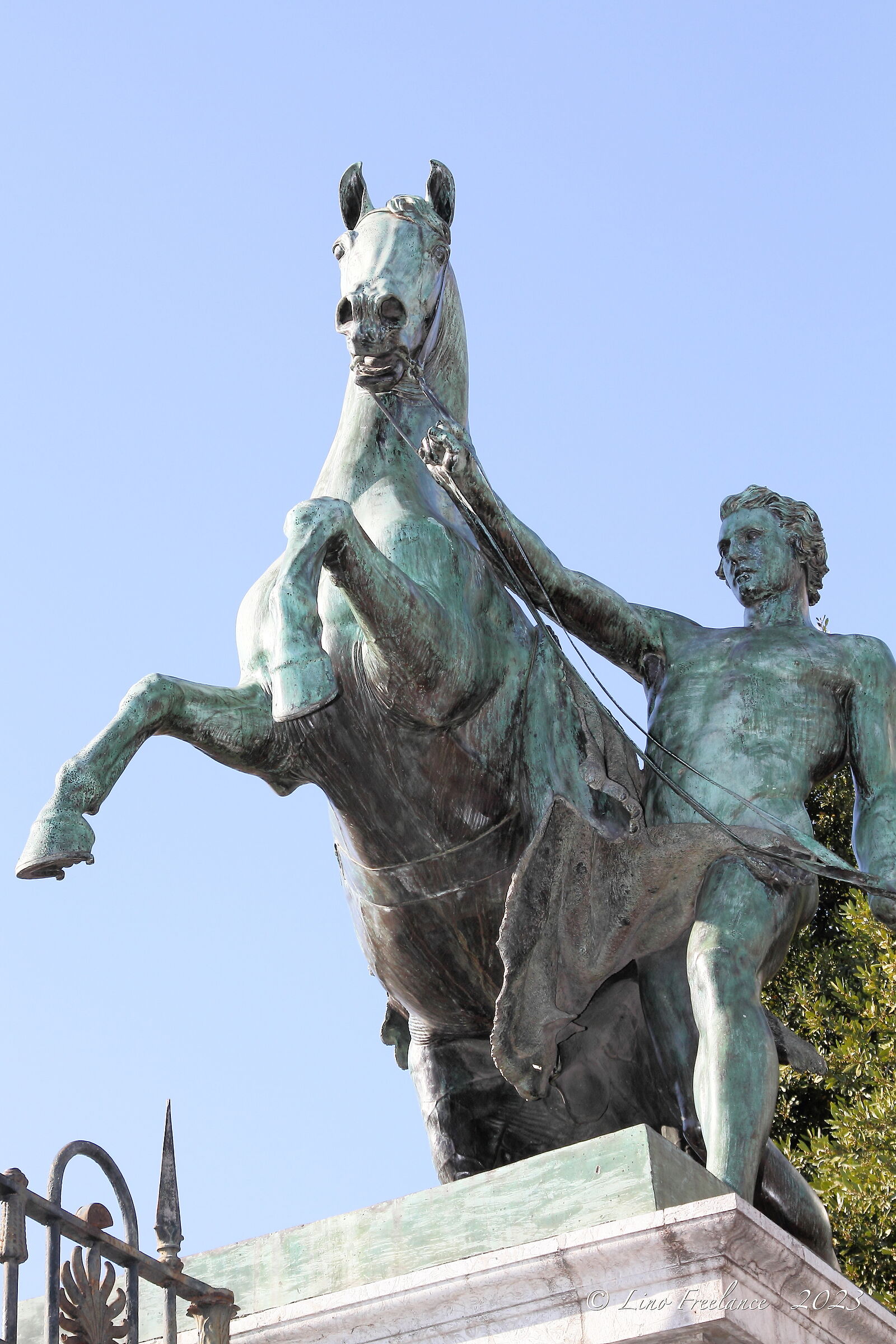 Palafrenieri - Particolare della statua a destra -
