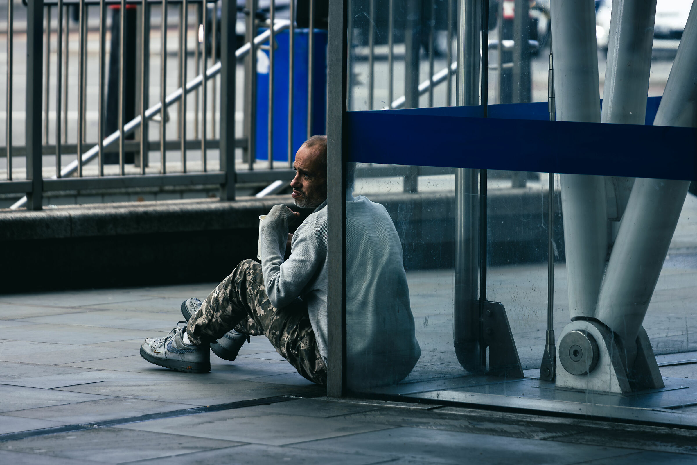 mendicante alla stazione