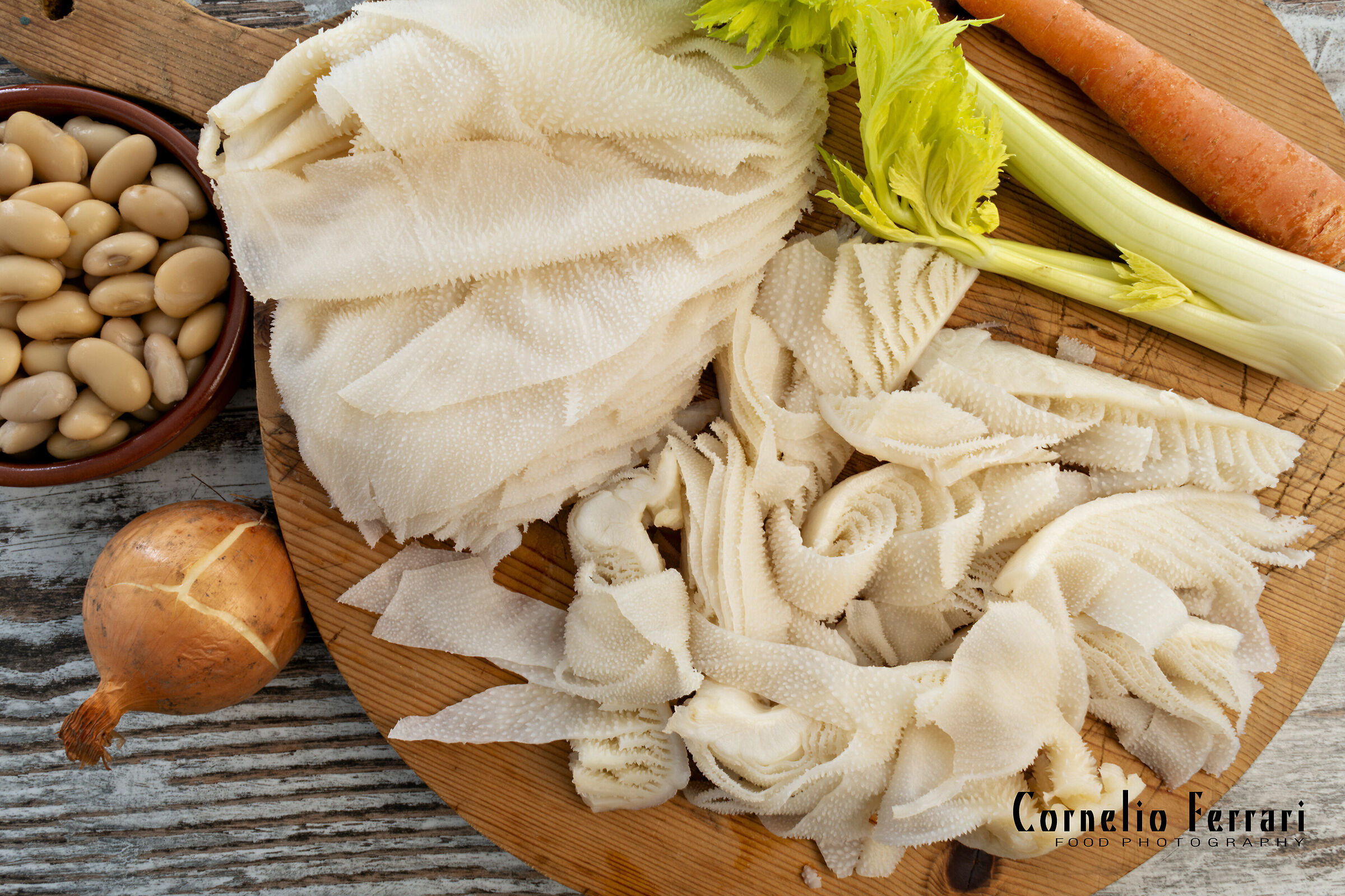 trippa tagliata a pezzi e strisce su tagliere di legno