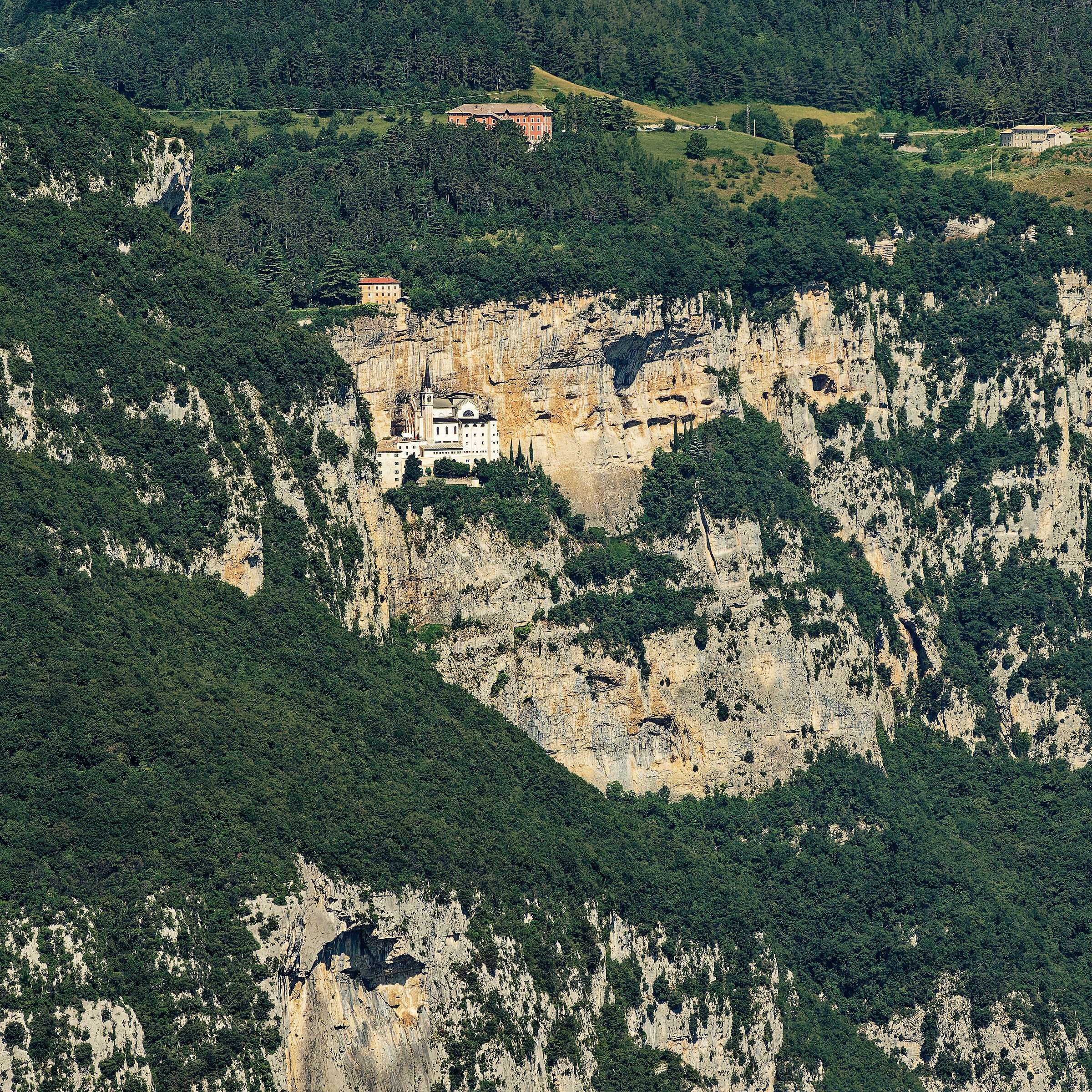 Madonna della Corona e la sua posizione estrema