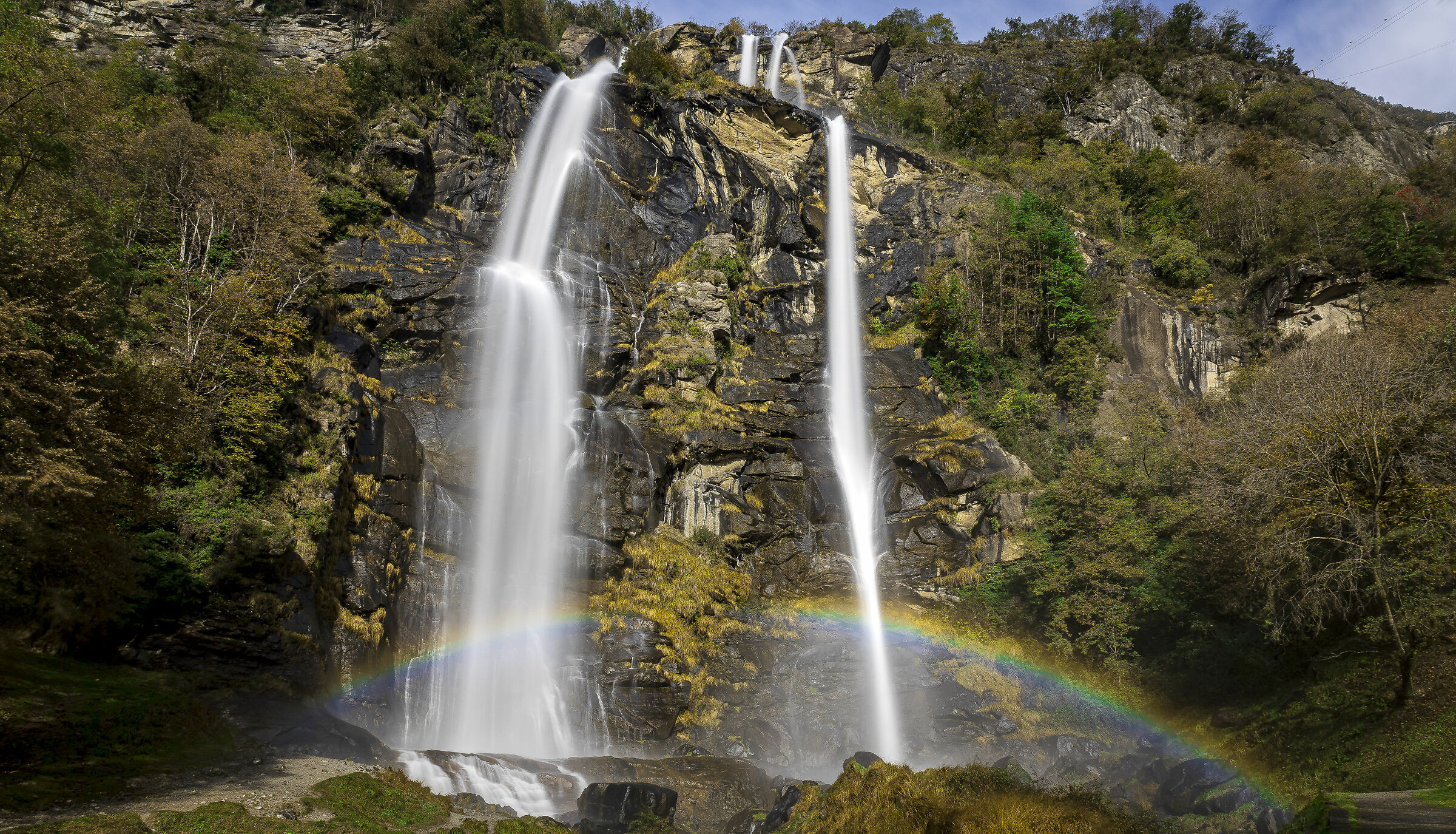 cascata acquafragia con arcobaleno