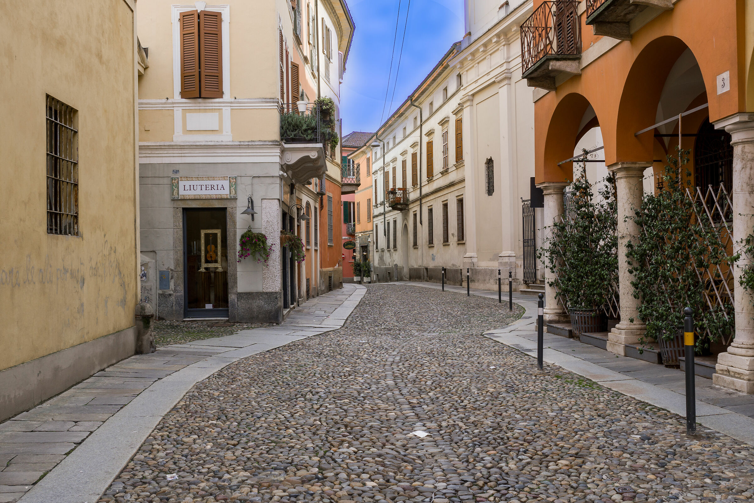 Uno dei tanti artigiani liutai a Cremona
