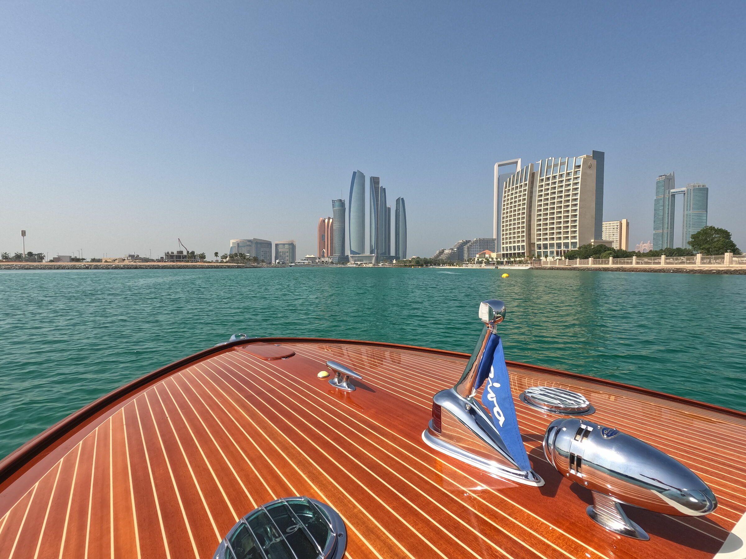 Guidare un Riva Aquarama ad Abu Dhabi