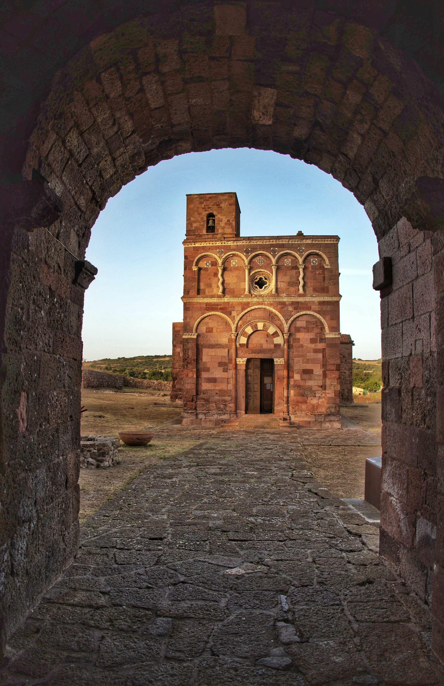 Entrando alla Basilica di Tergu