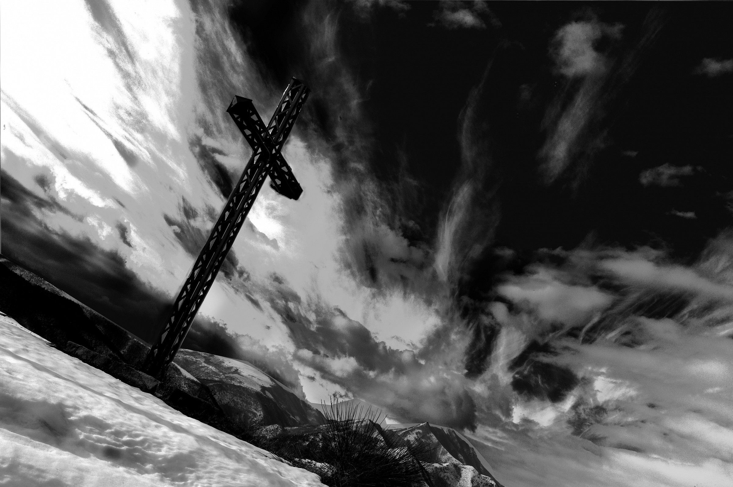 Croce, neve, tempesta