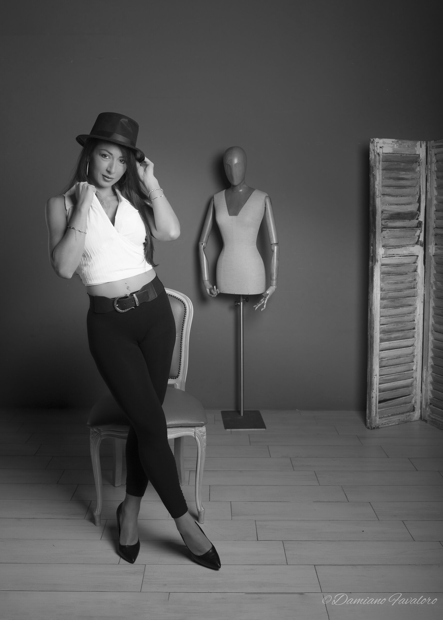 Il manichino la guarda