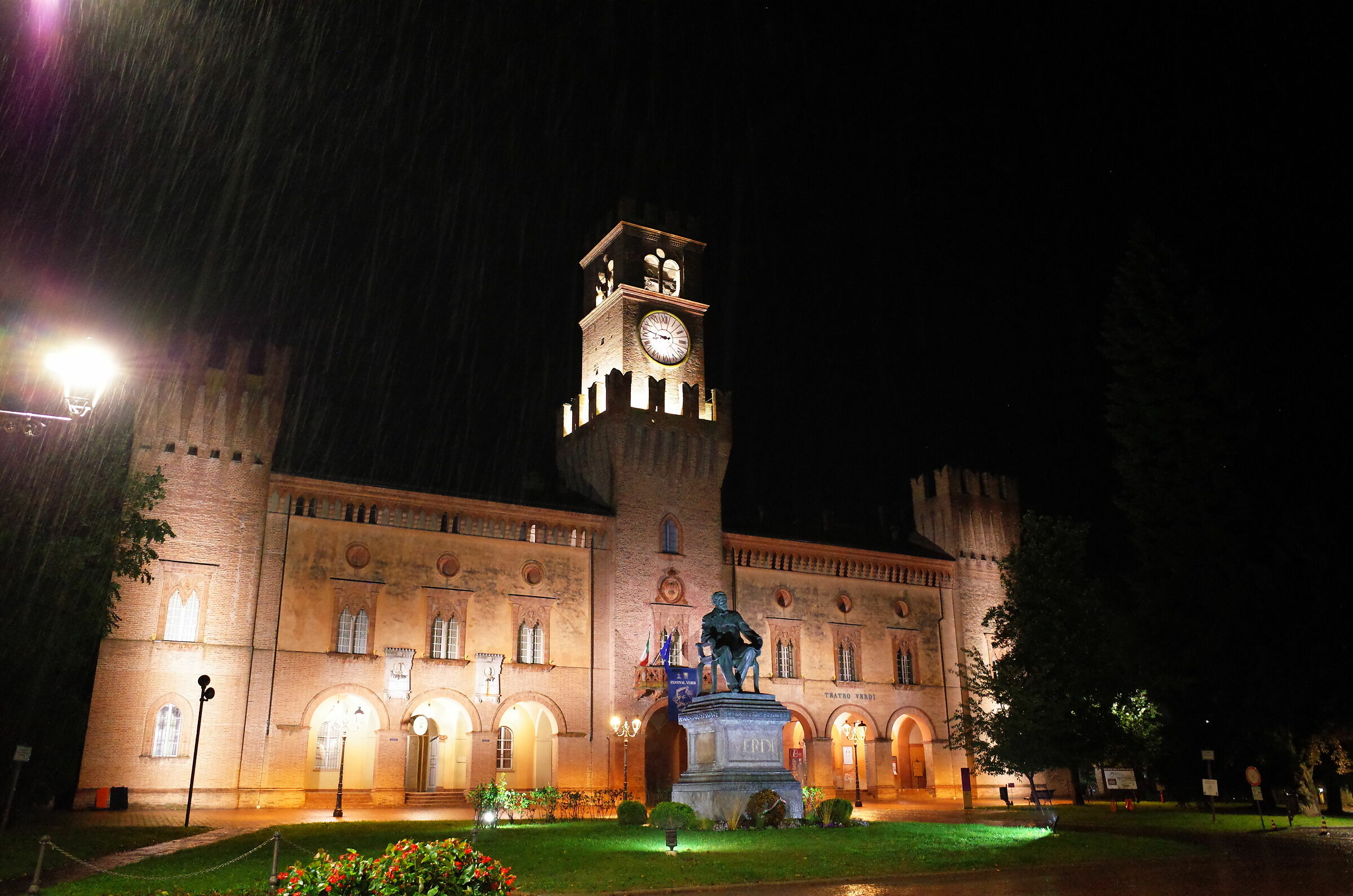Busseto - Pioggia su Giuseppe Verdi e il suo teatro