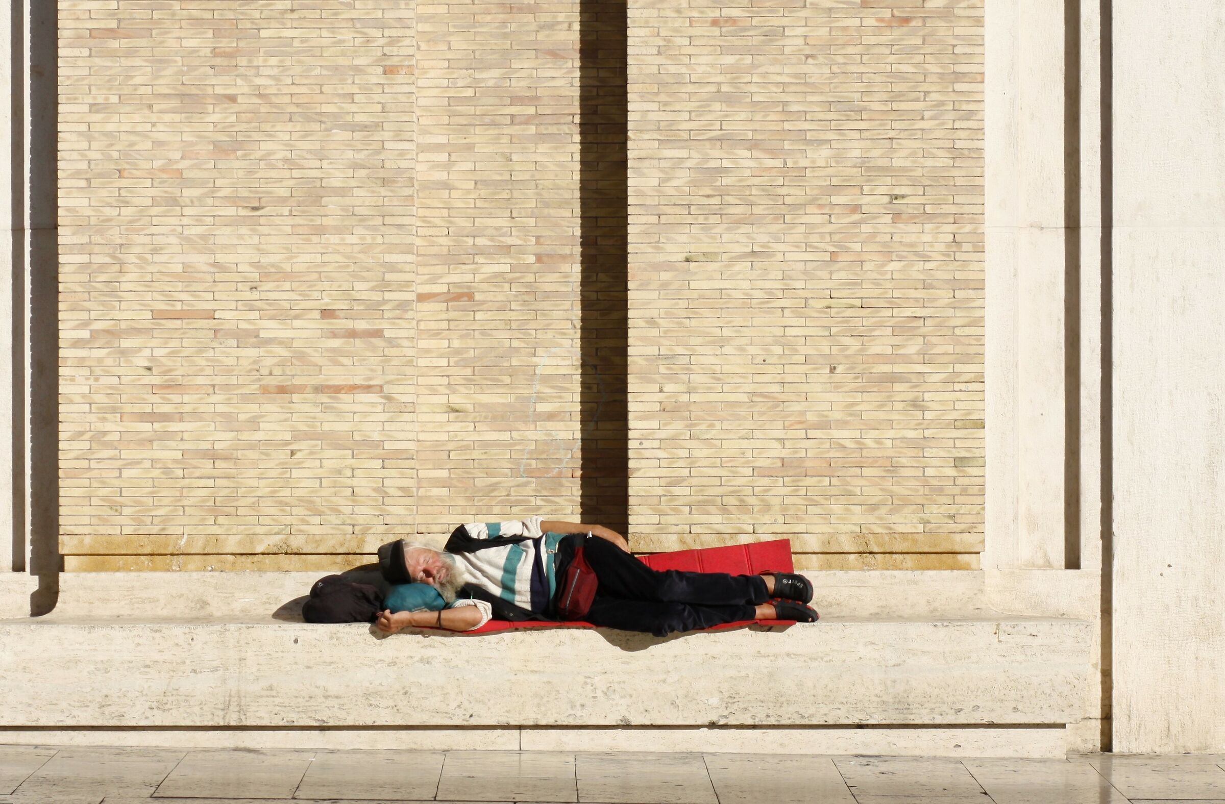 Draco dormiens nunquam titillandus