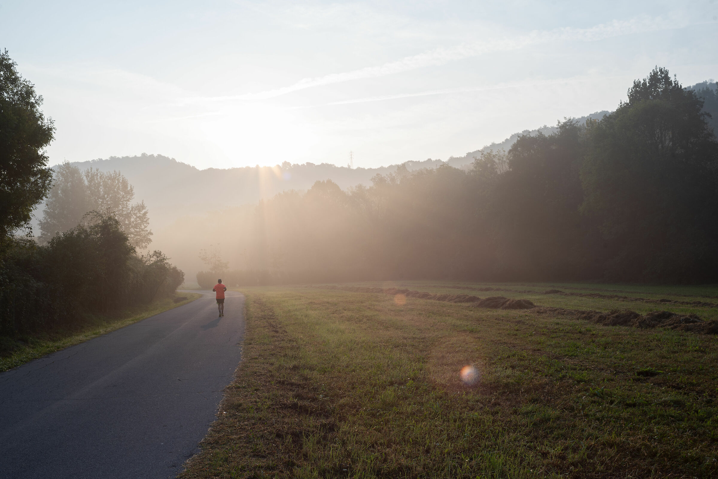 Runner nella foschia mattutina
