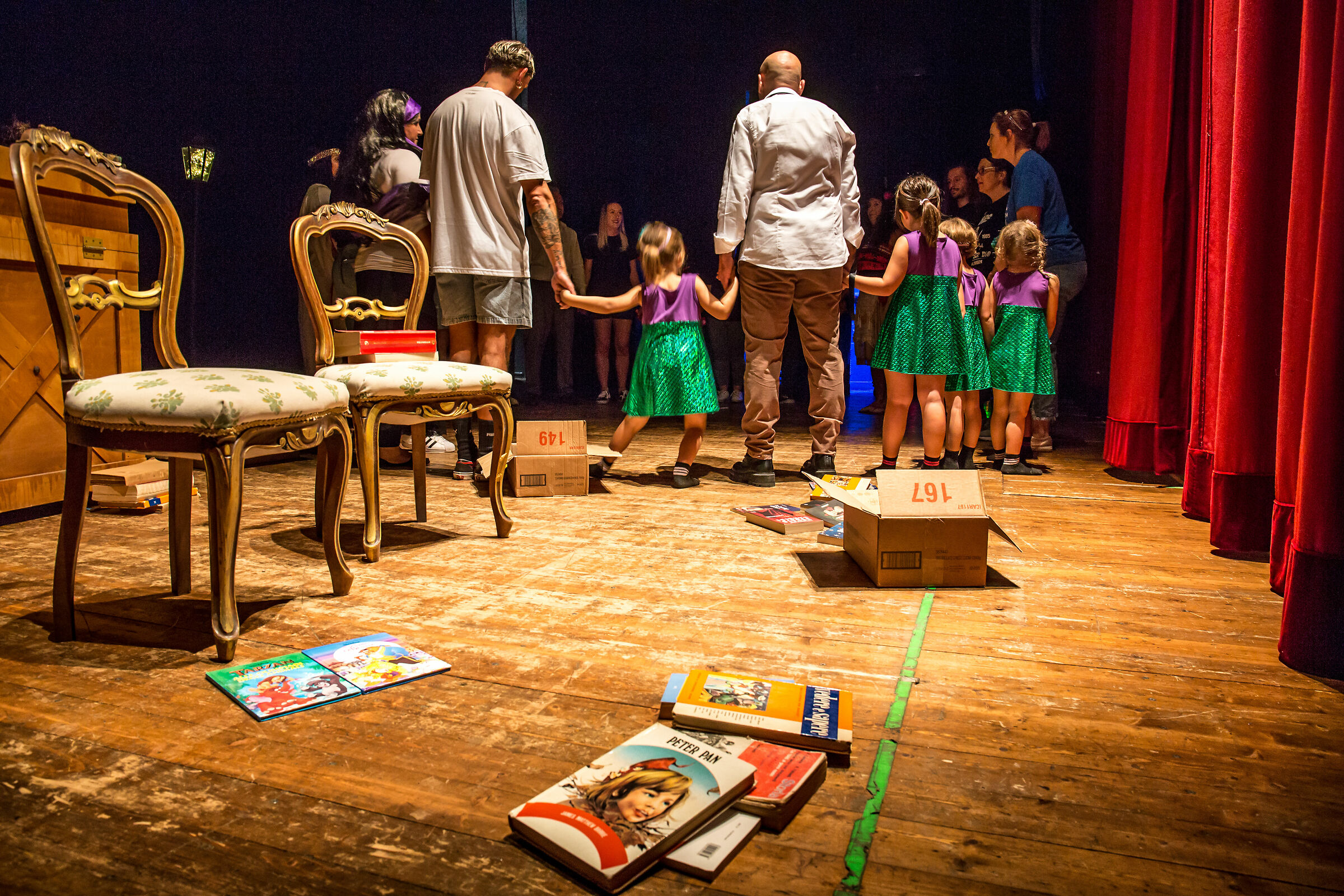 C.LiberaMente - Walt's Bookshop - cast of children