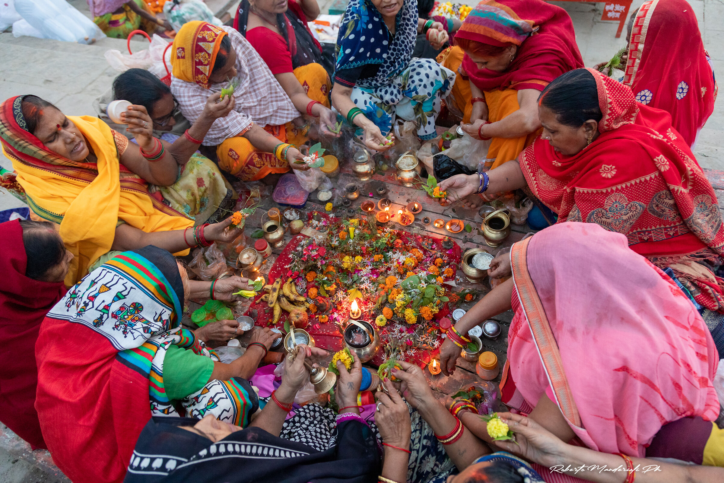 La preghiera del mattino sul Gange, Varanasi