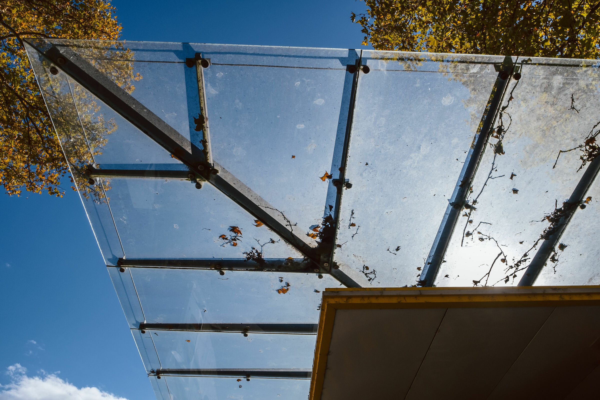 Il tetto di una stazione di servizio
