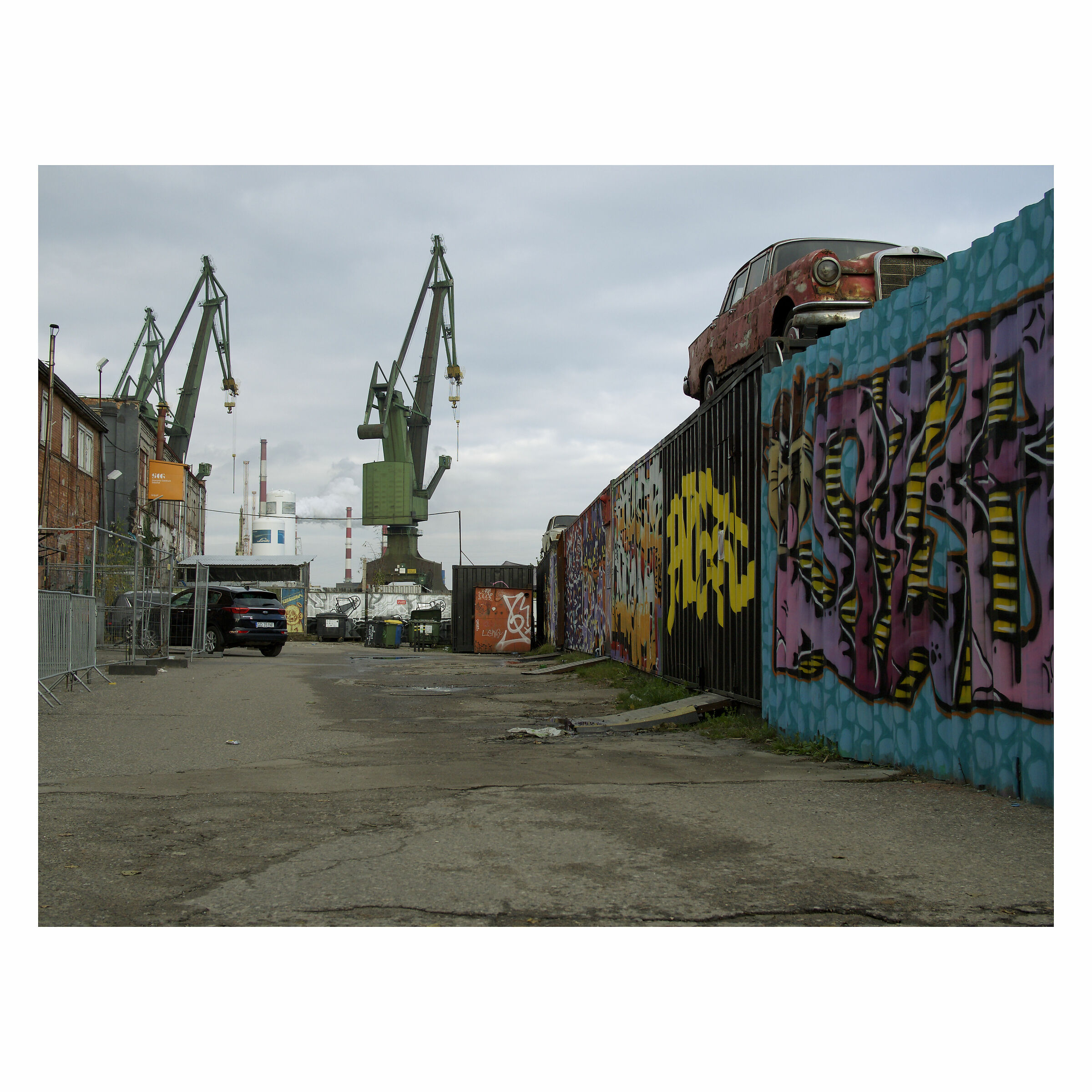 Car, graffiti.