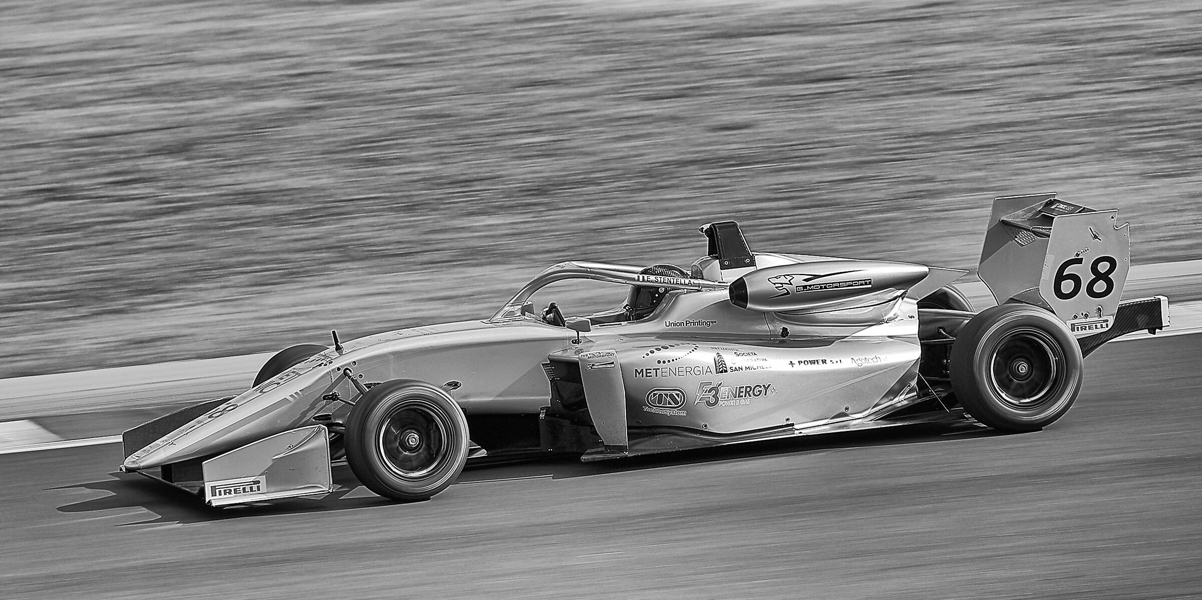 Panning in bianco e nero.