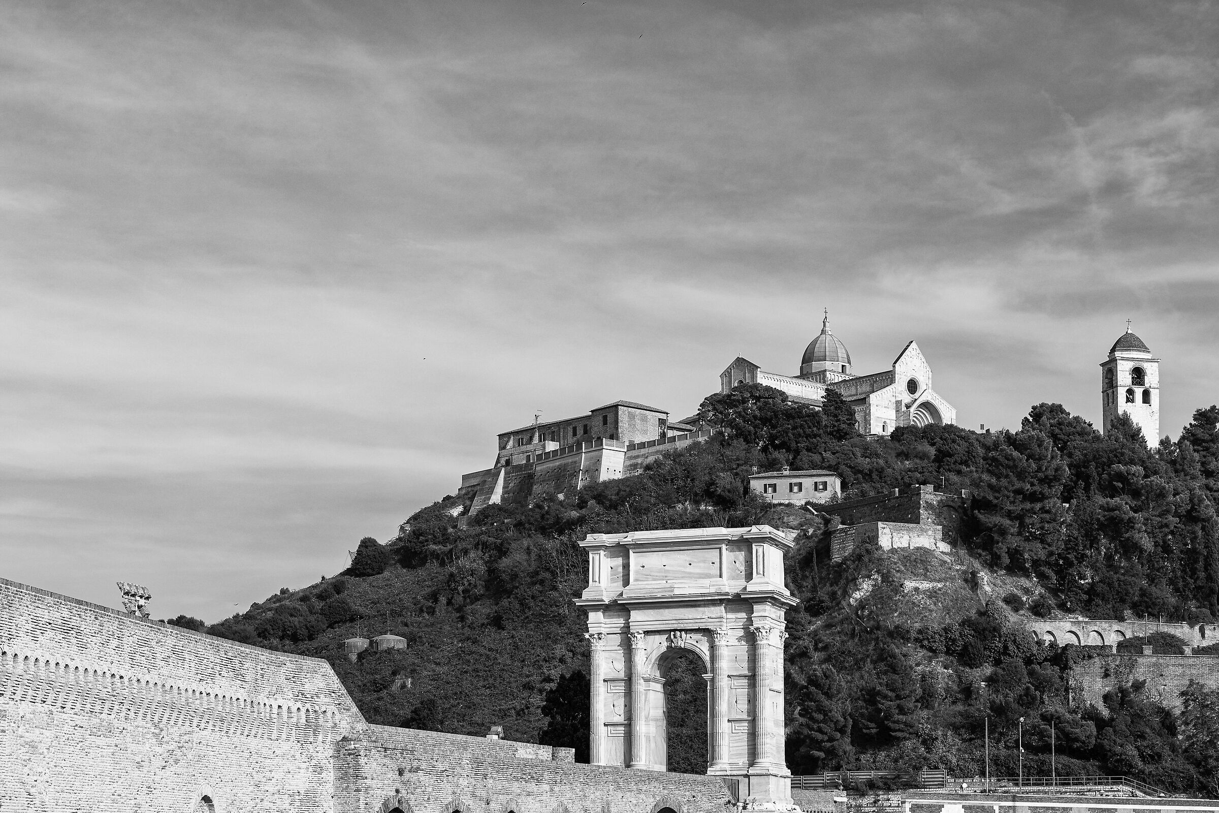 Arco di Traiano e il duomo