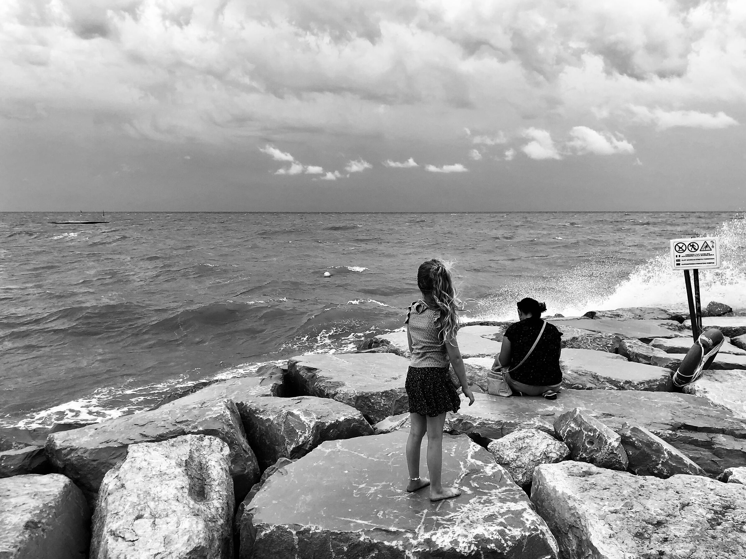 The little girl and the rough sea