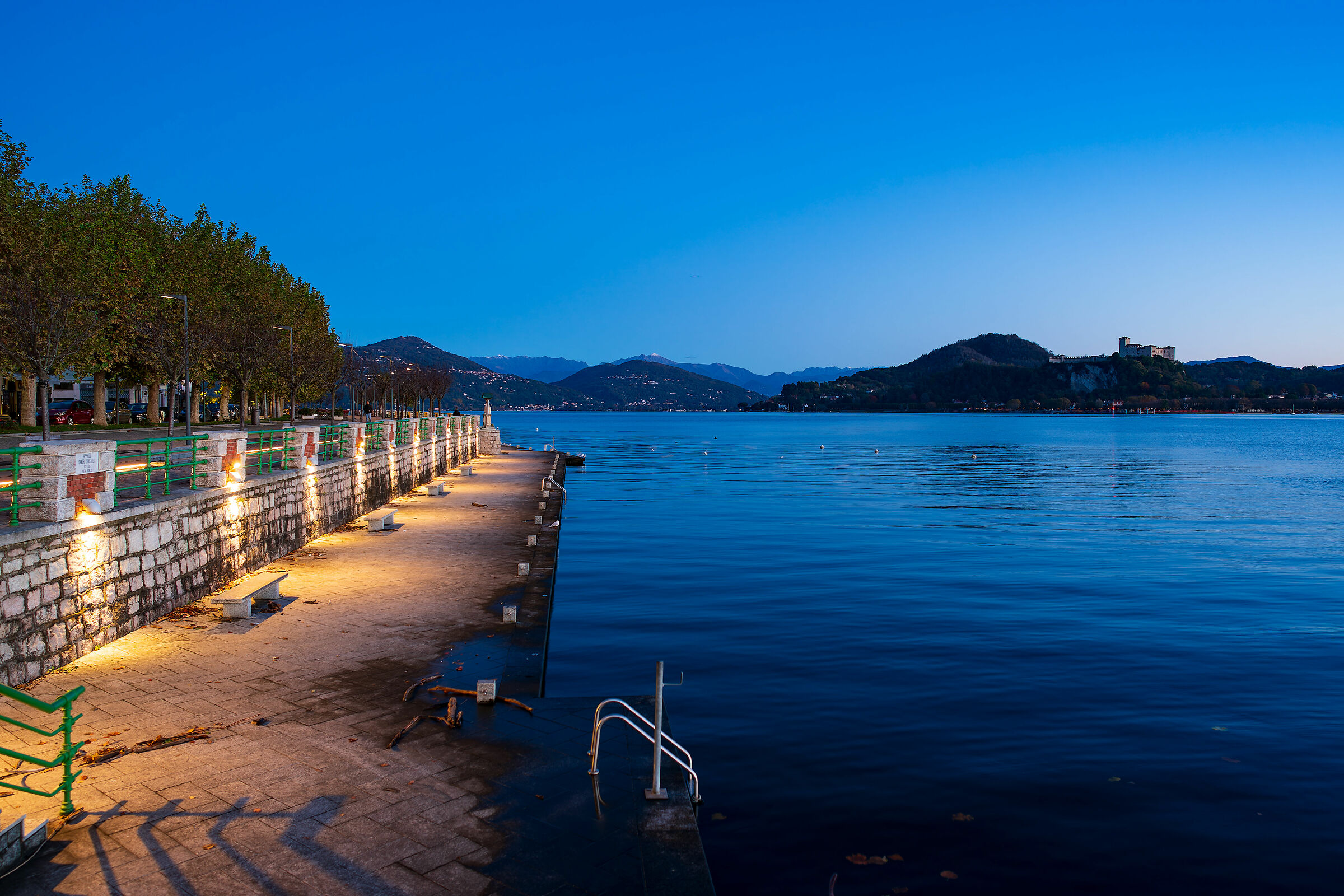 La mattina presto sul lungolago aronese