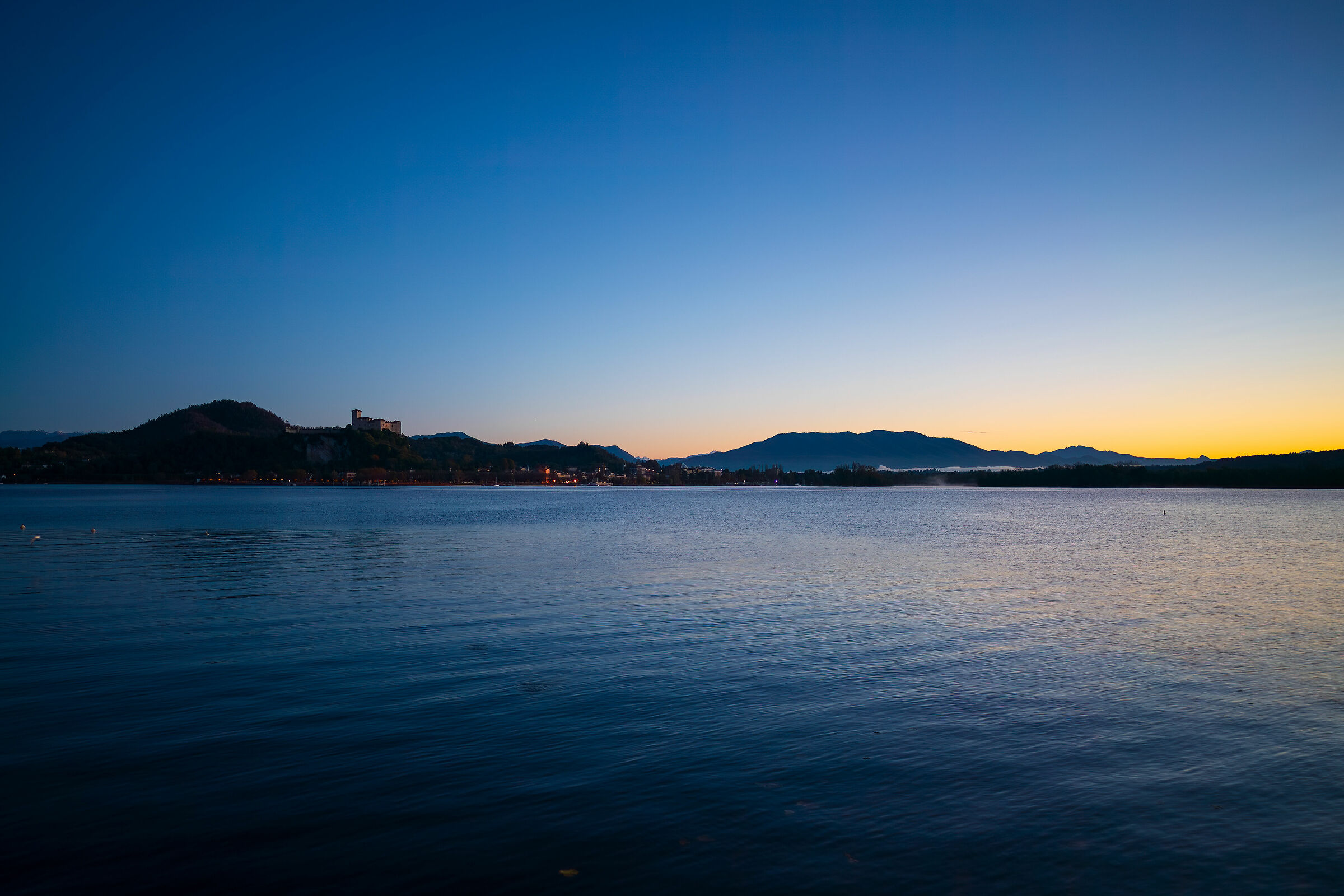 Alba autunnale sul lago Maggiore