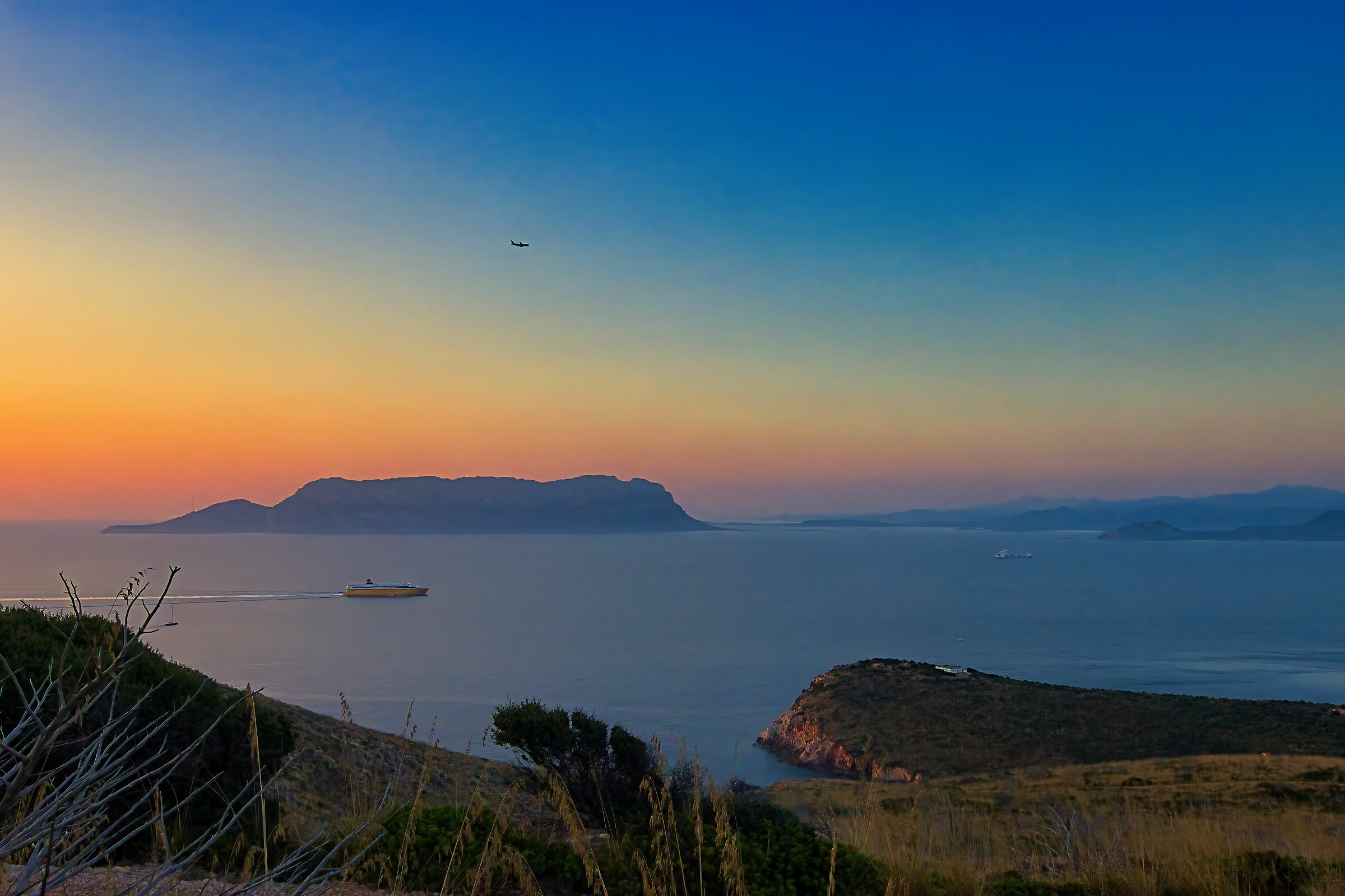 Alba sull'Isola di Tavolara vista da Capo Figari