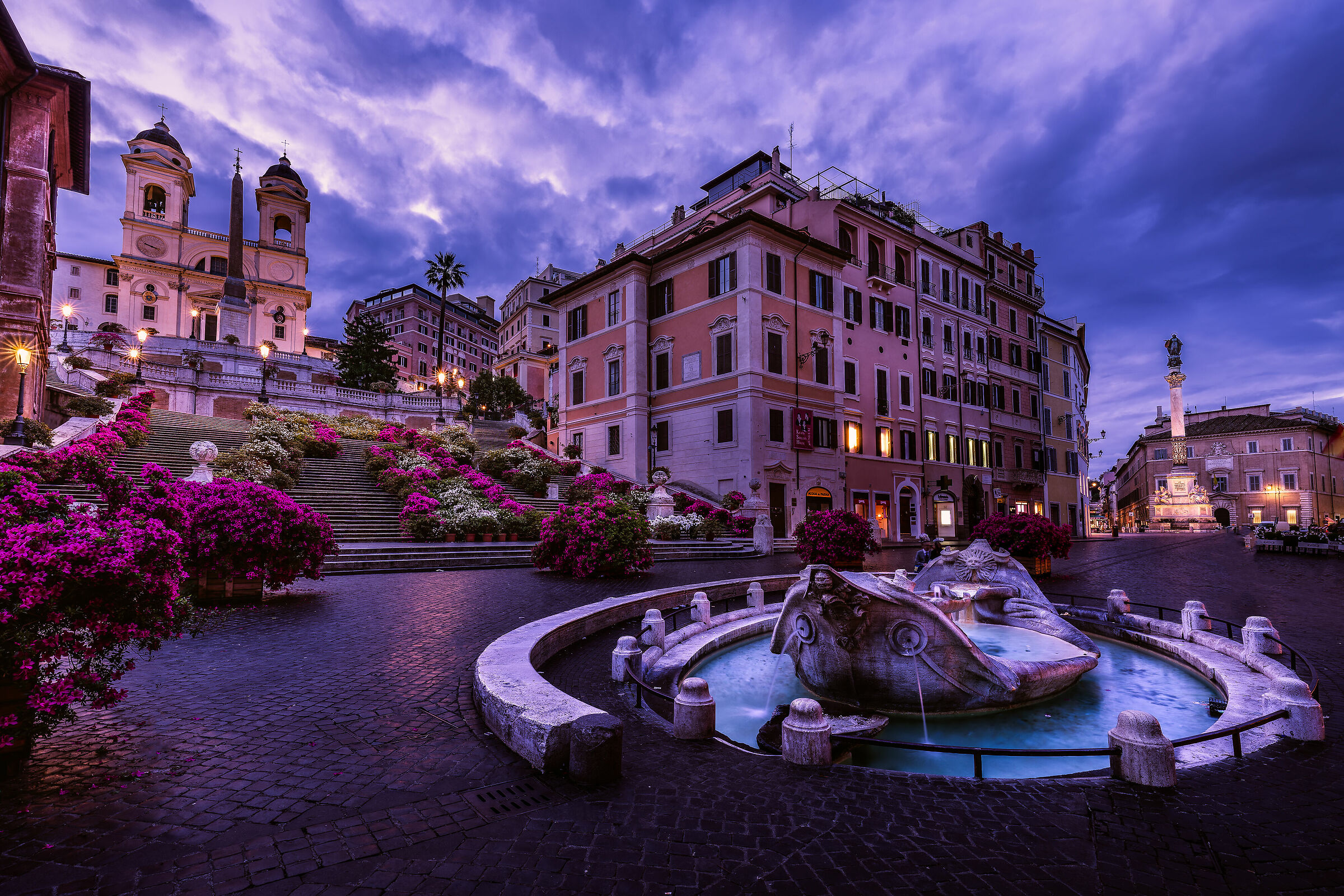 Alba in Piazza di Spagna