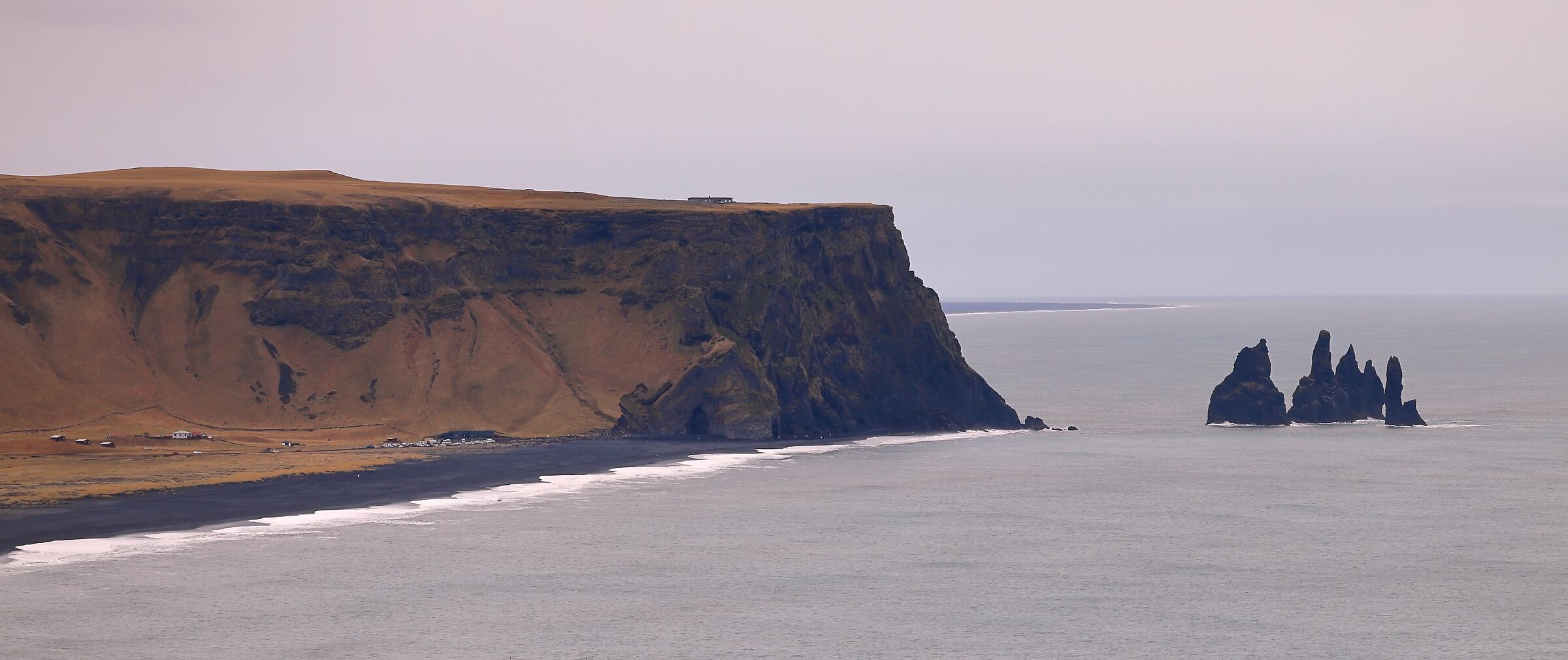 Reynisfjara vista dal promontorio di Dyrholaey