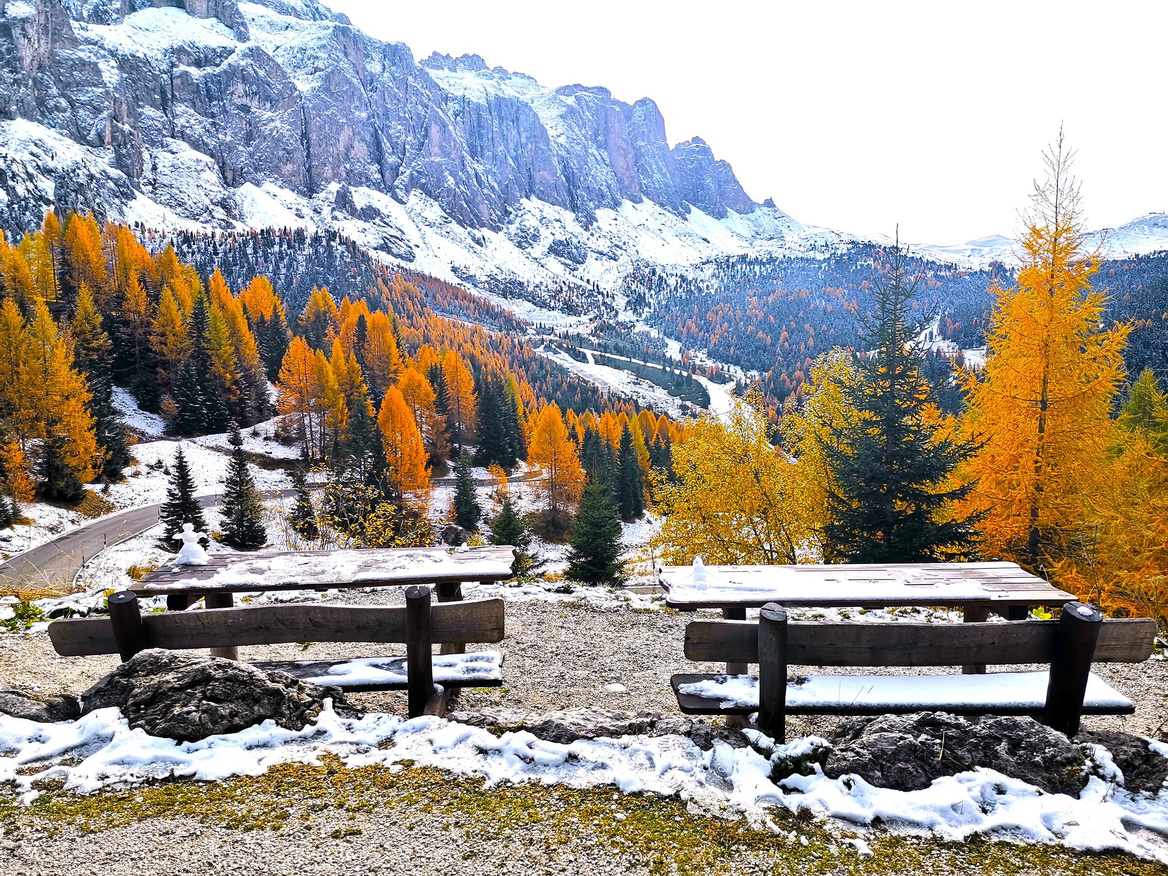 Prima neve e i primi pupazzi di neve .