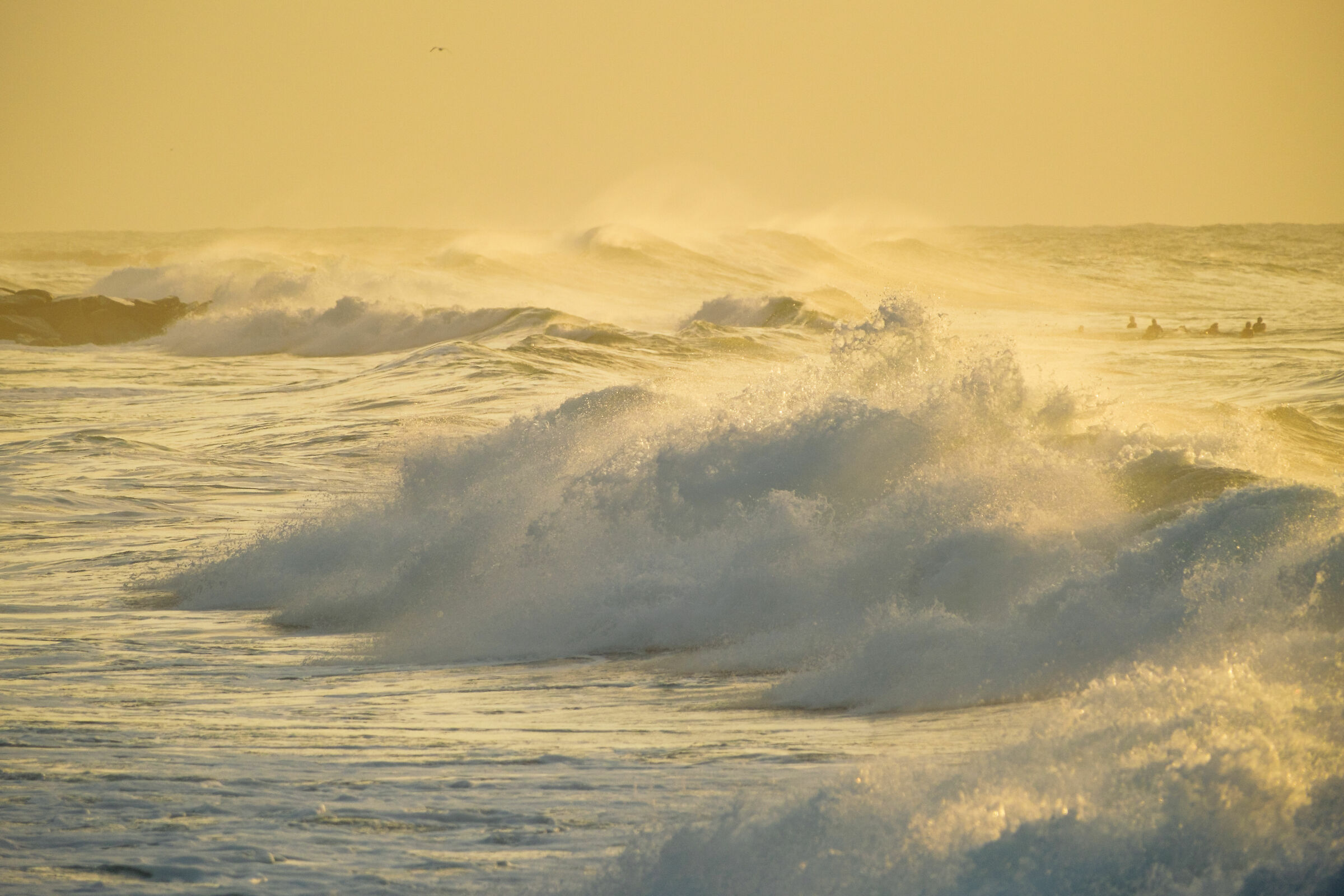 Surfers in mezzo alla mareggiata