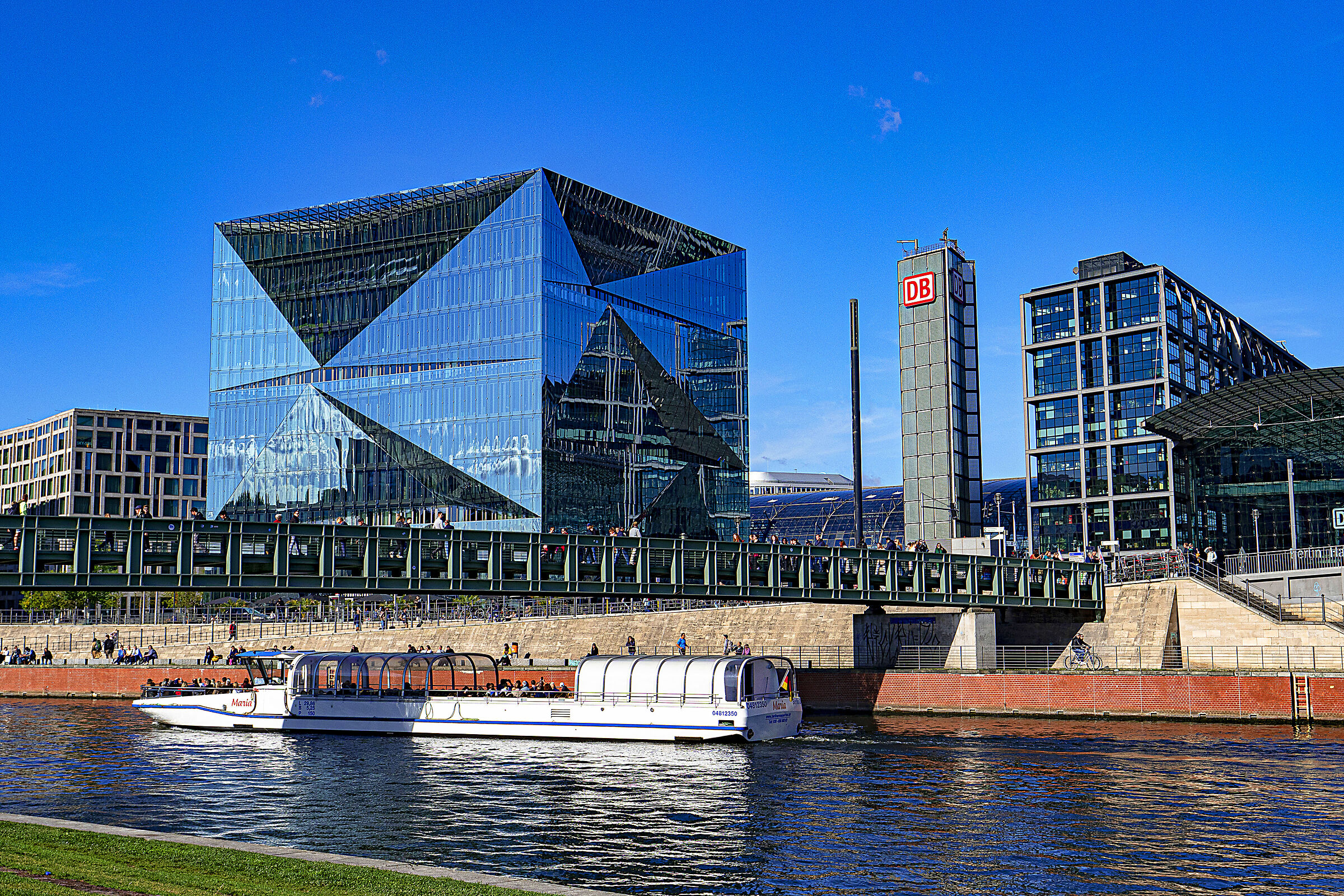 Cubo scultoreo al centro di Washingtonplatz - Berlino