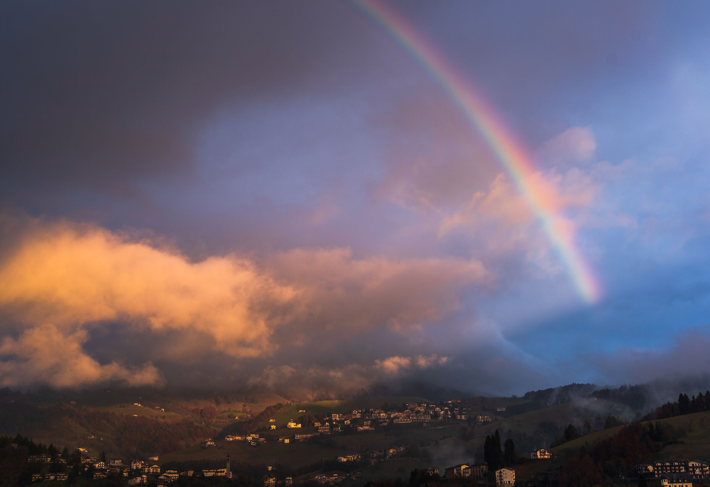 Arcobaleno inaspettato al tramonto