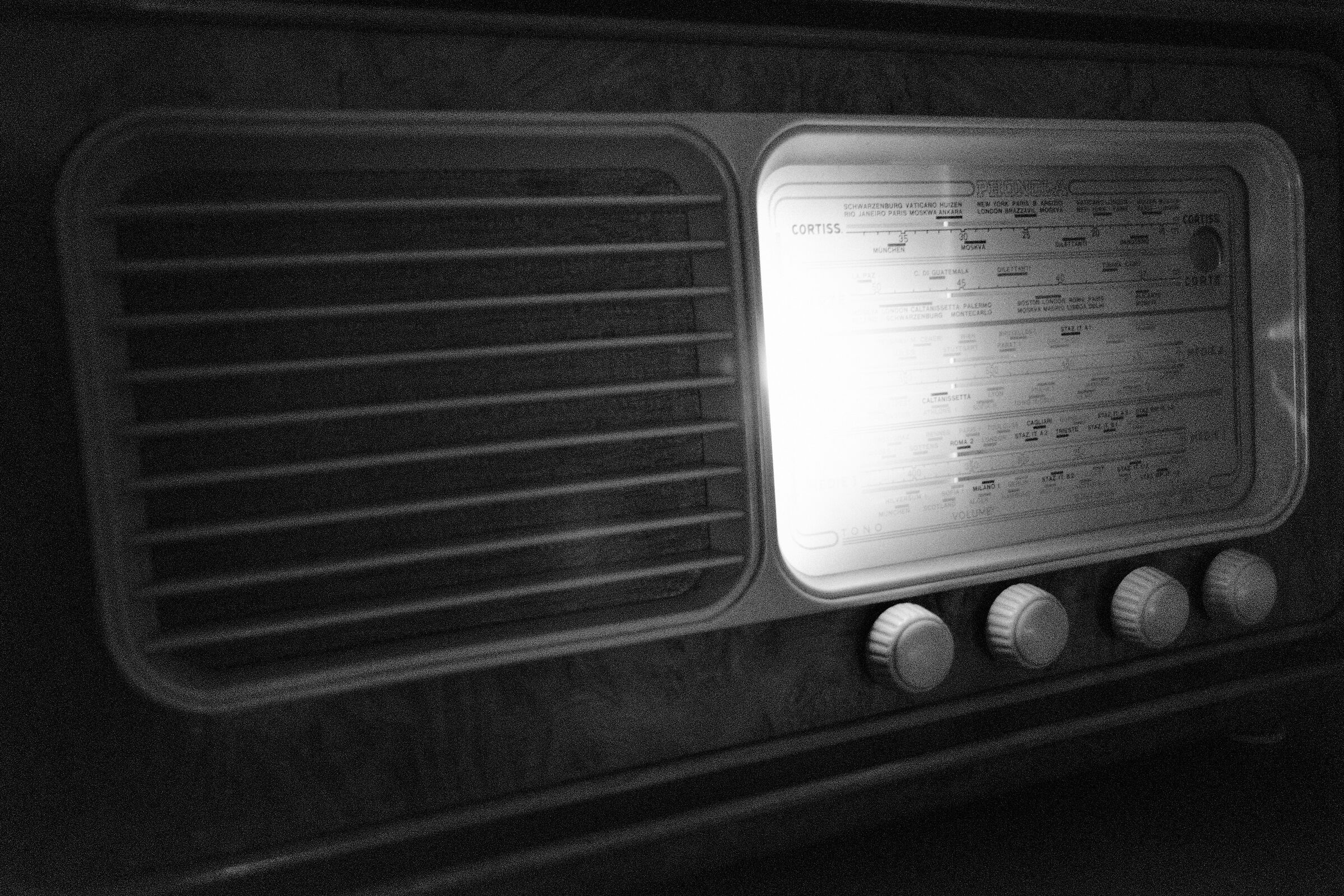 Voci incomprensibili gracchiano da paesi lontani