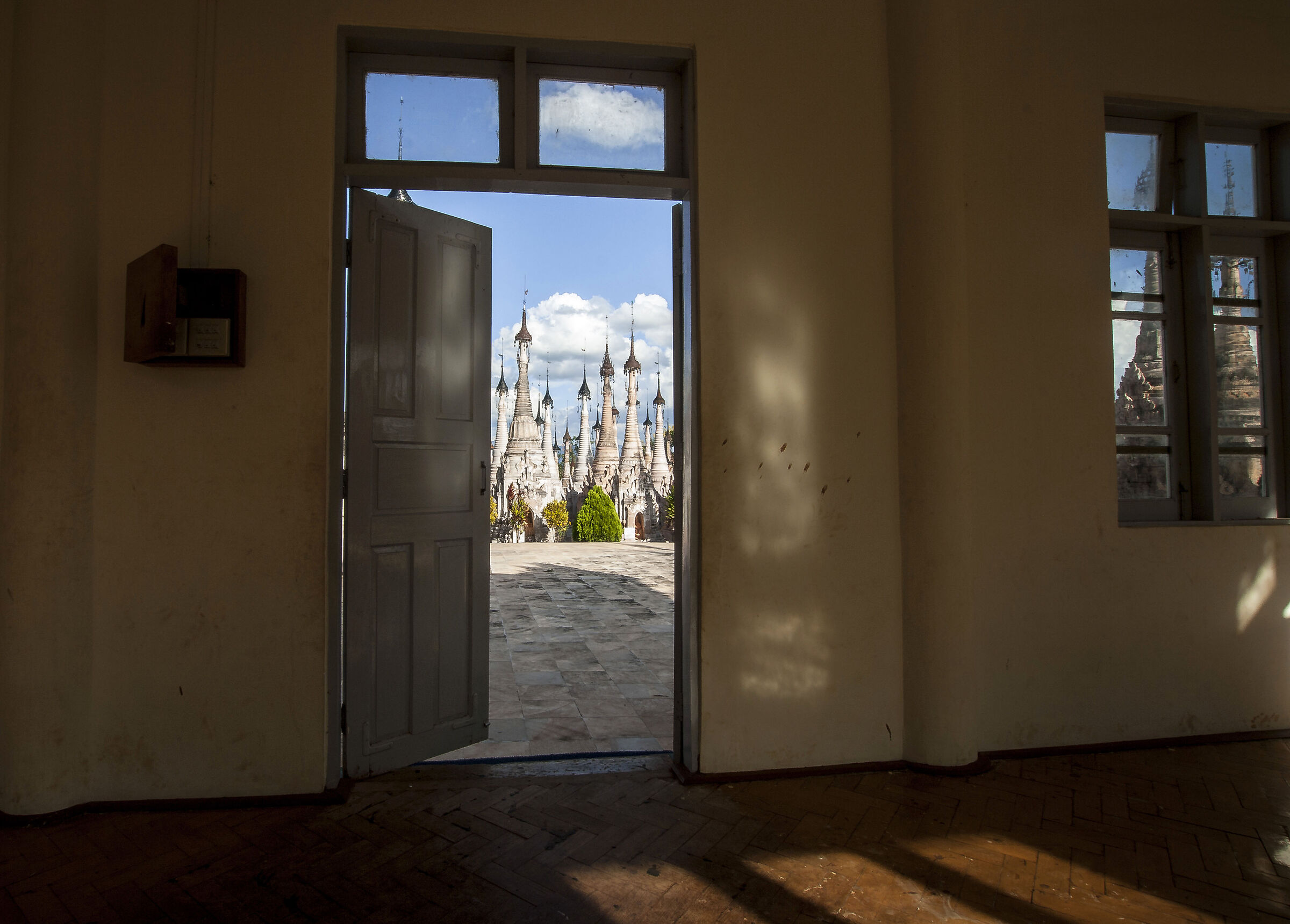 dietro la porta, una foresta di stupa