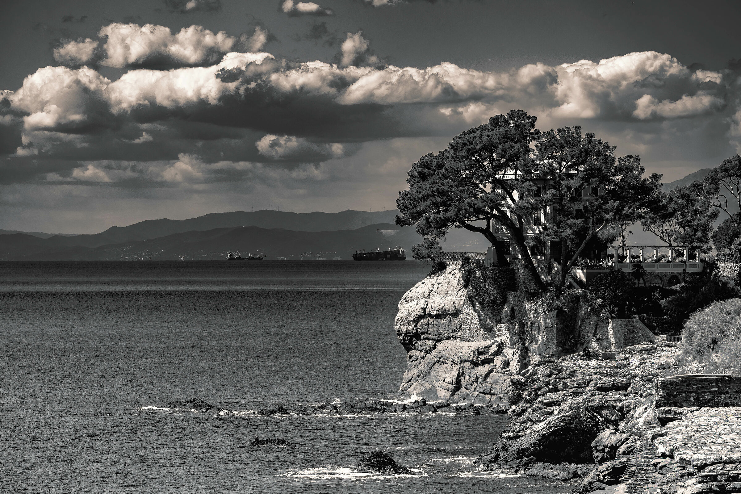 E la in mezzo al mar...............