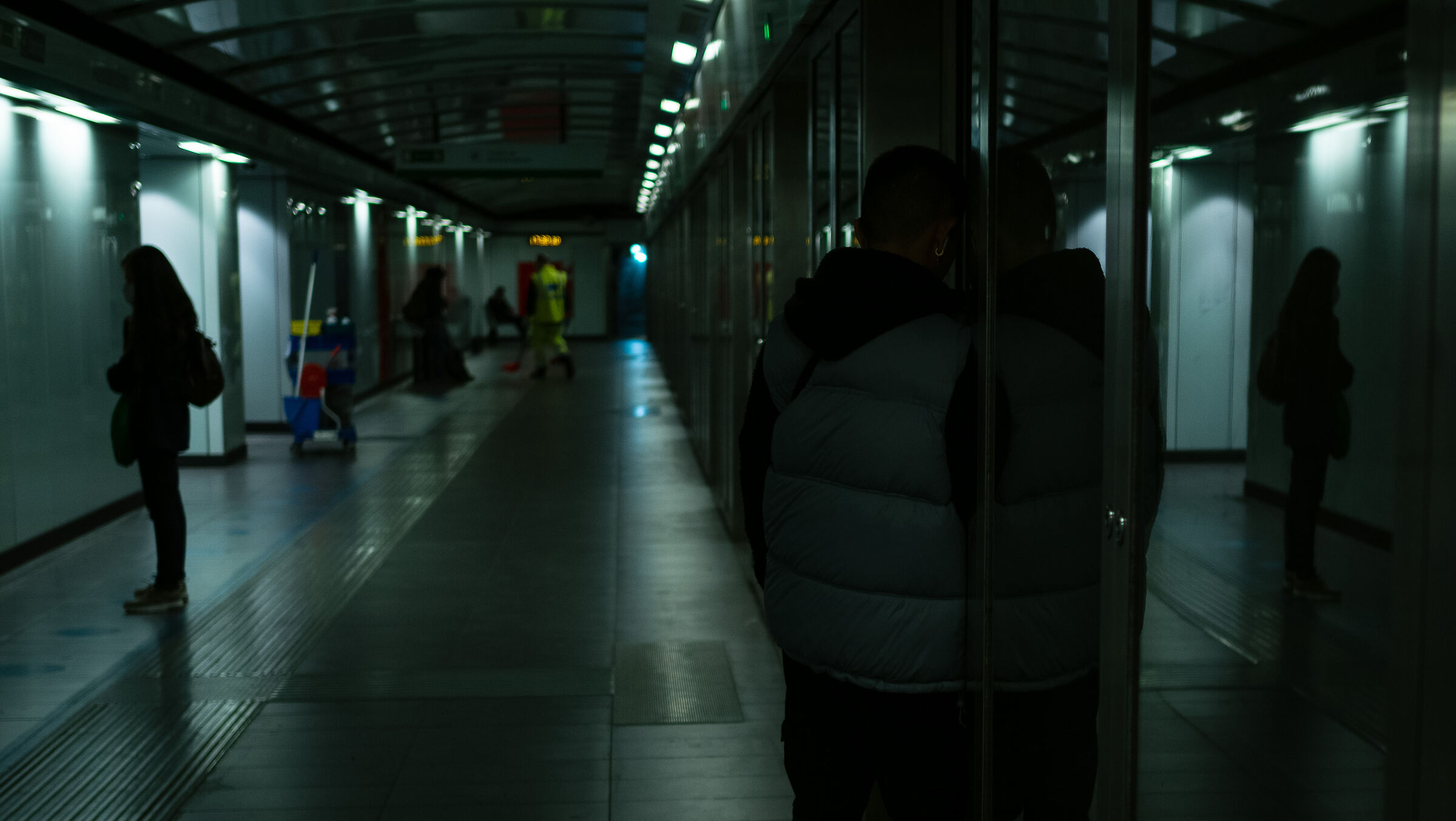 l o n e l i n e s s;  ƒ/1.8 25.0 mm 1/60 ISO 200