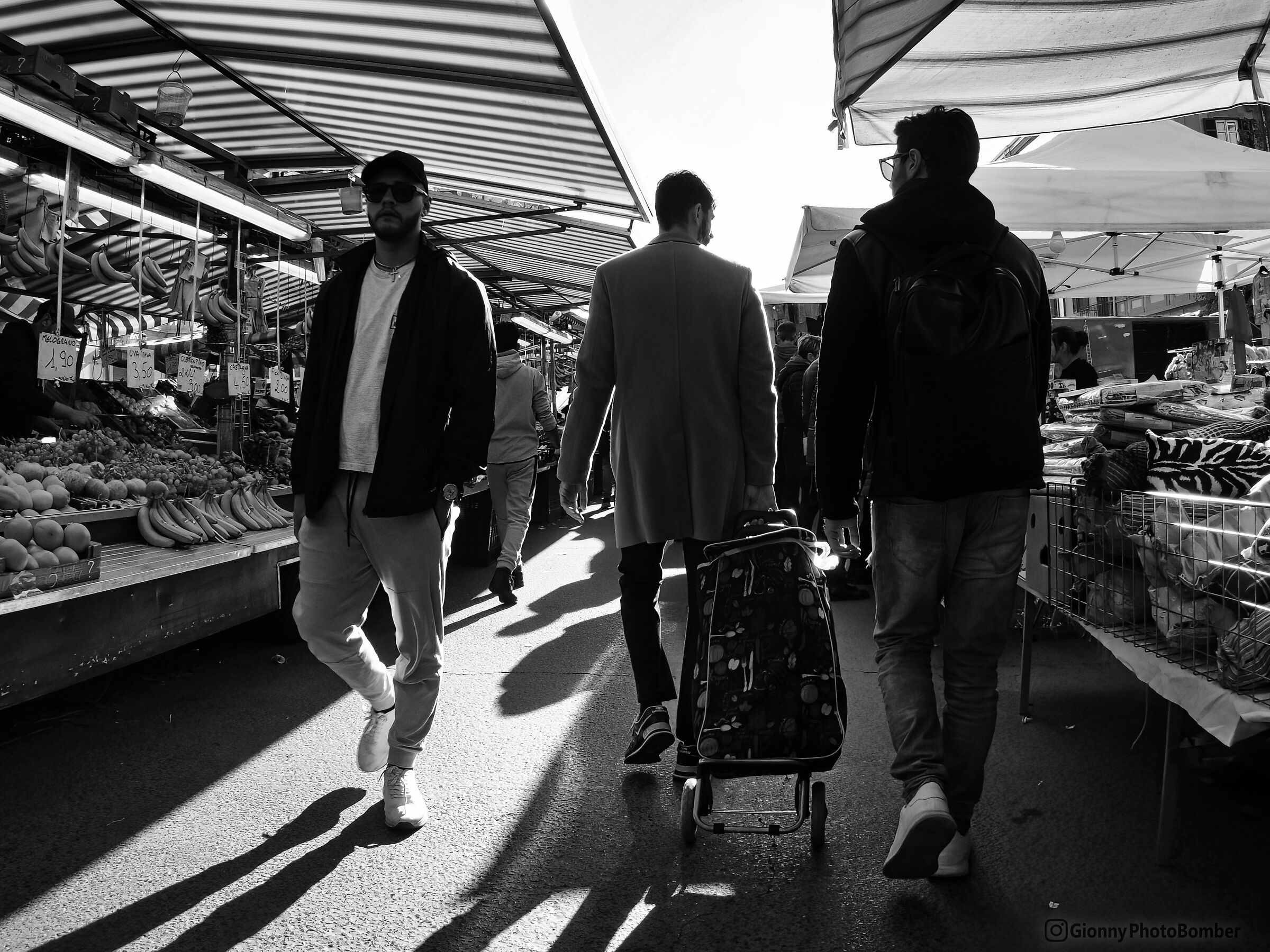 Giovanotti al mercato