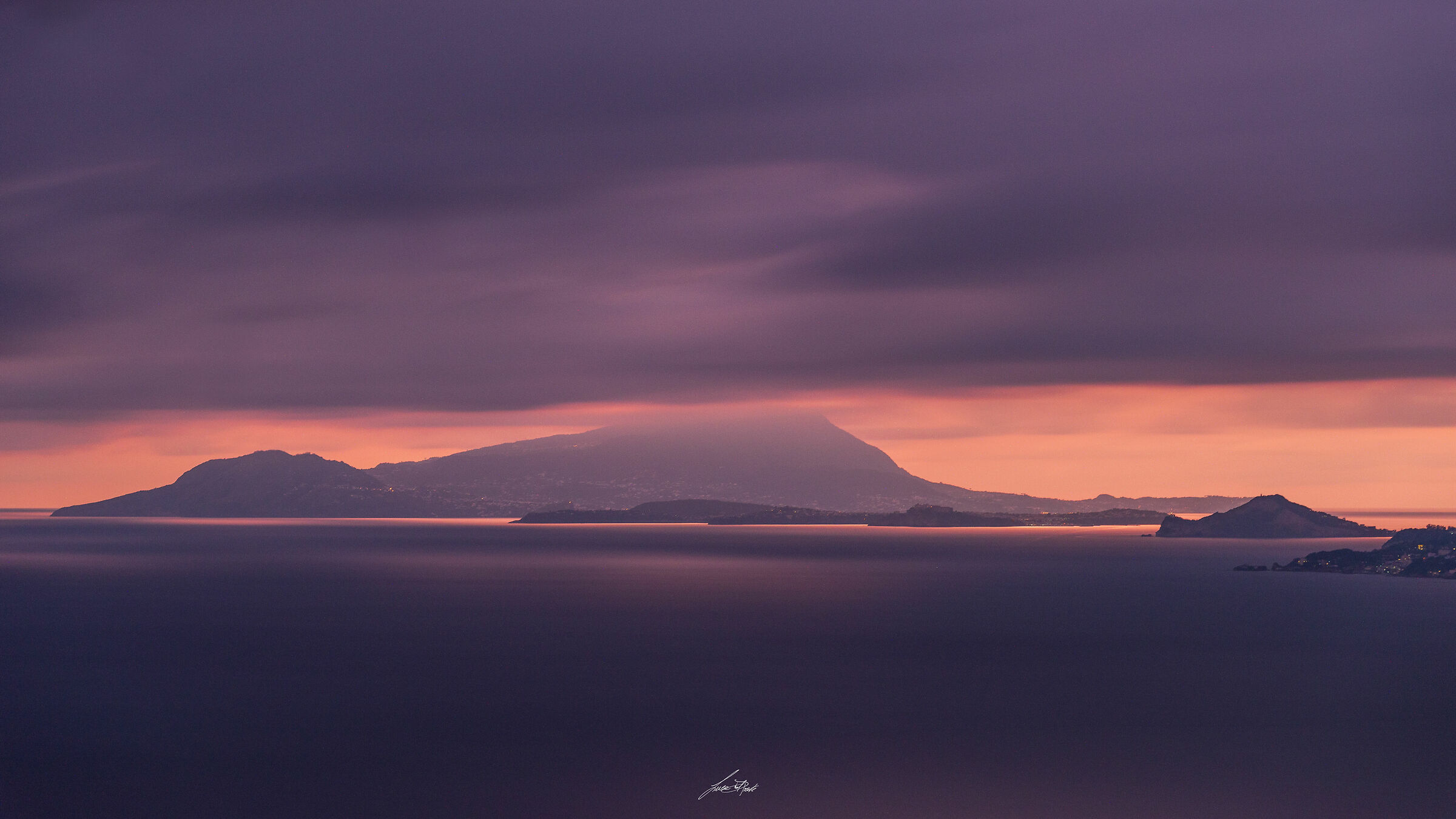 Un incredibile tramonto nel Golfo di Napoli