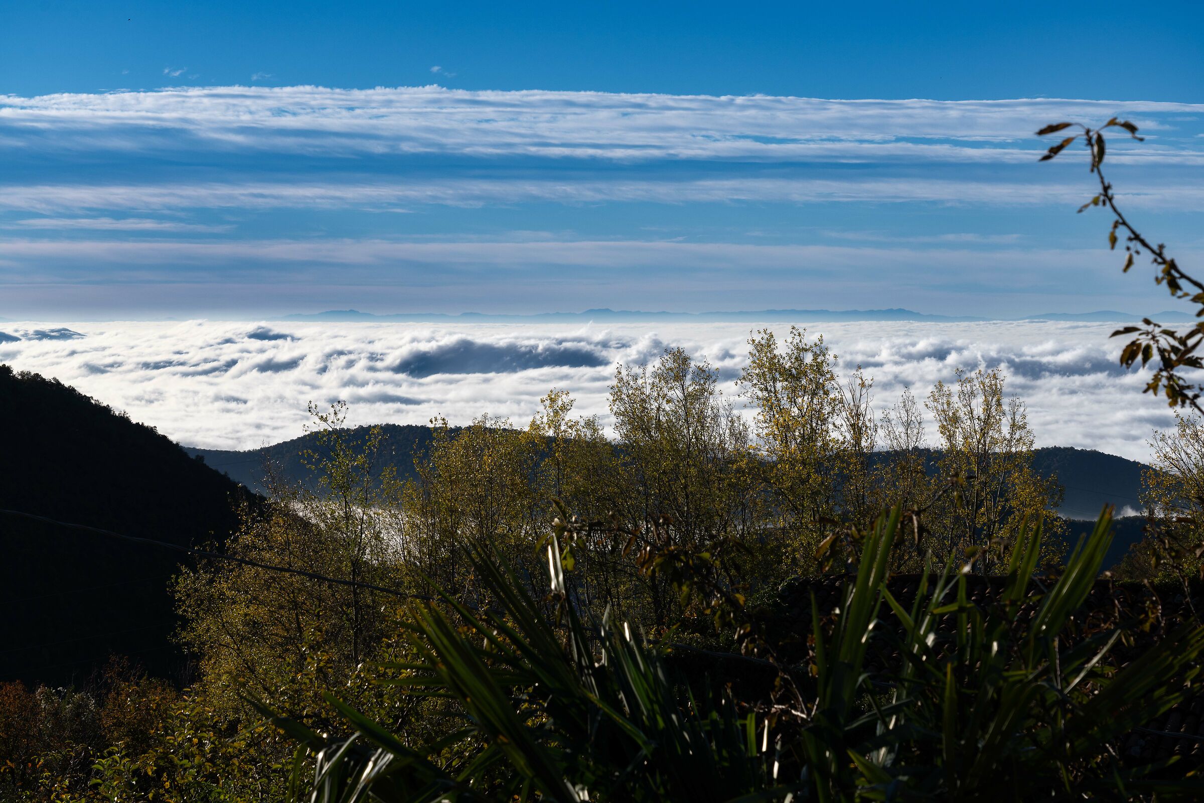 Autunno padano - nebbia (o nuvole? o neve?) - Appennini